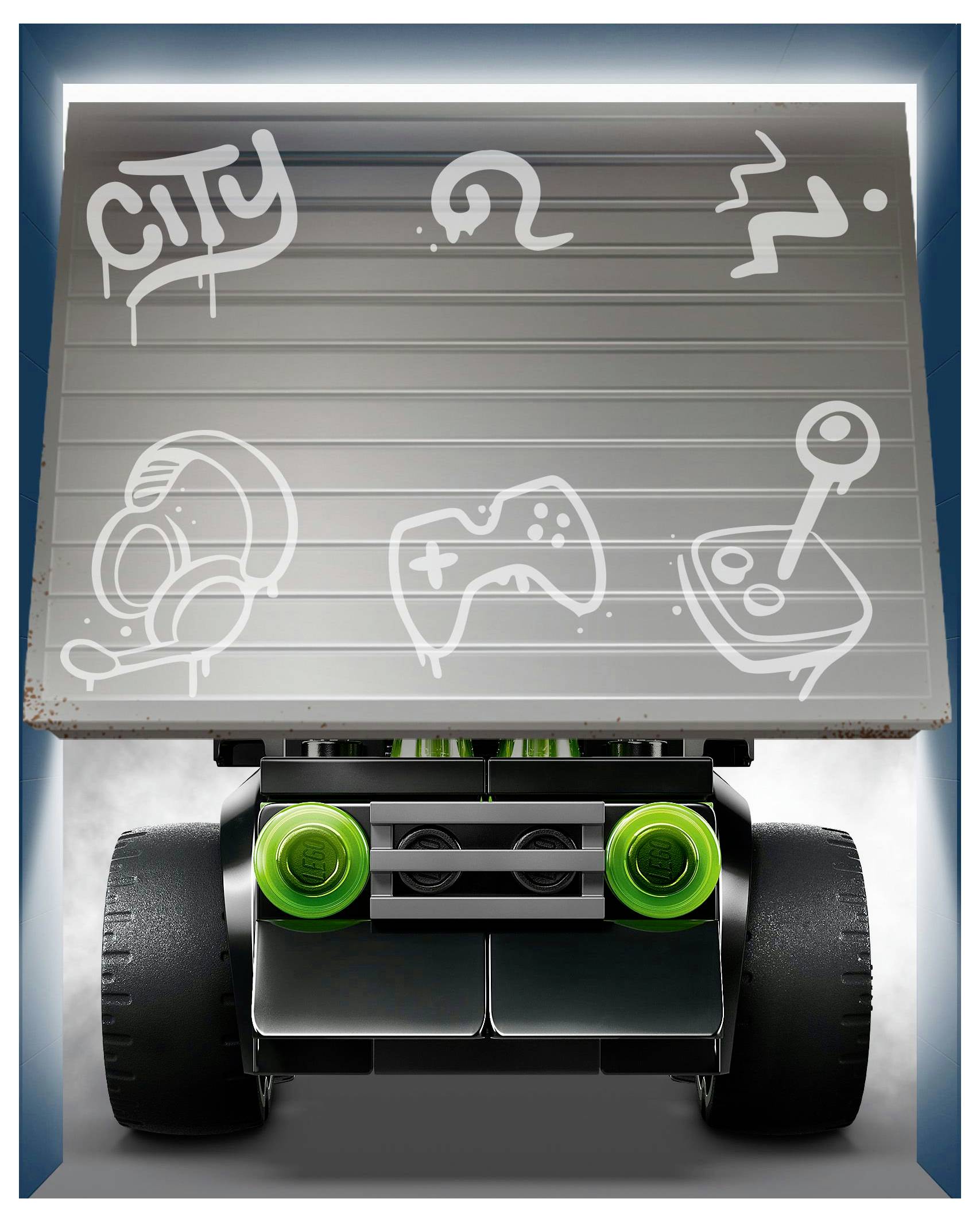 Hračkářské vozidlo s velkými koly má nad sebou kovový panel ve stylu graffiti, který zobrazuje symboly městské krajiny, herního ovladače a sluchátek.