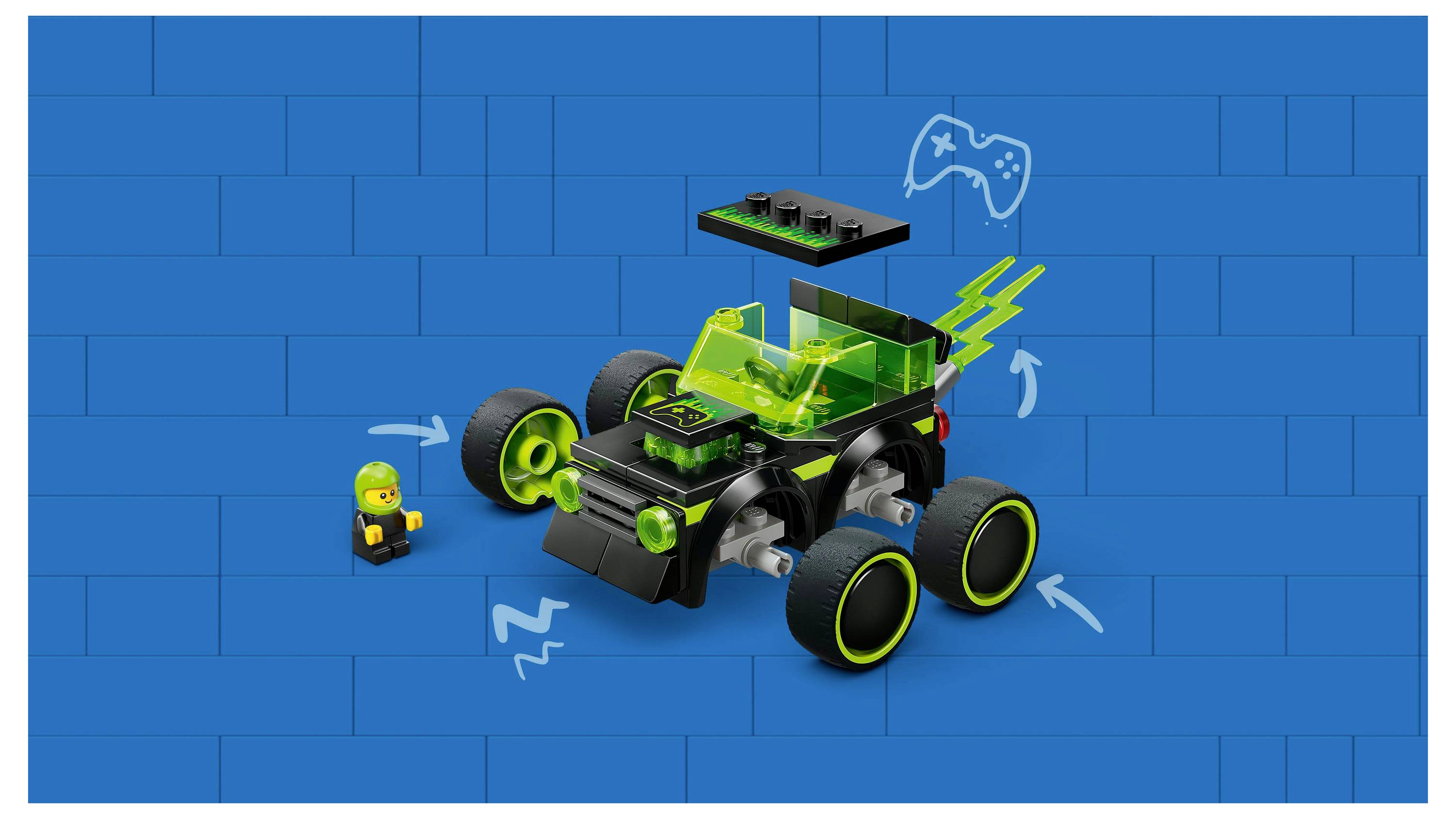 Hračkářské autíčko s výraznými jasně zelenými detaily a nadměrnými koly je vystaveno před modrým cihlovaným pozadím. Vedle stojí malá figurka.