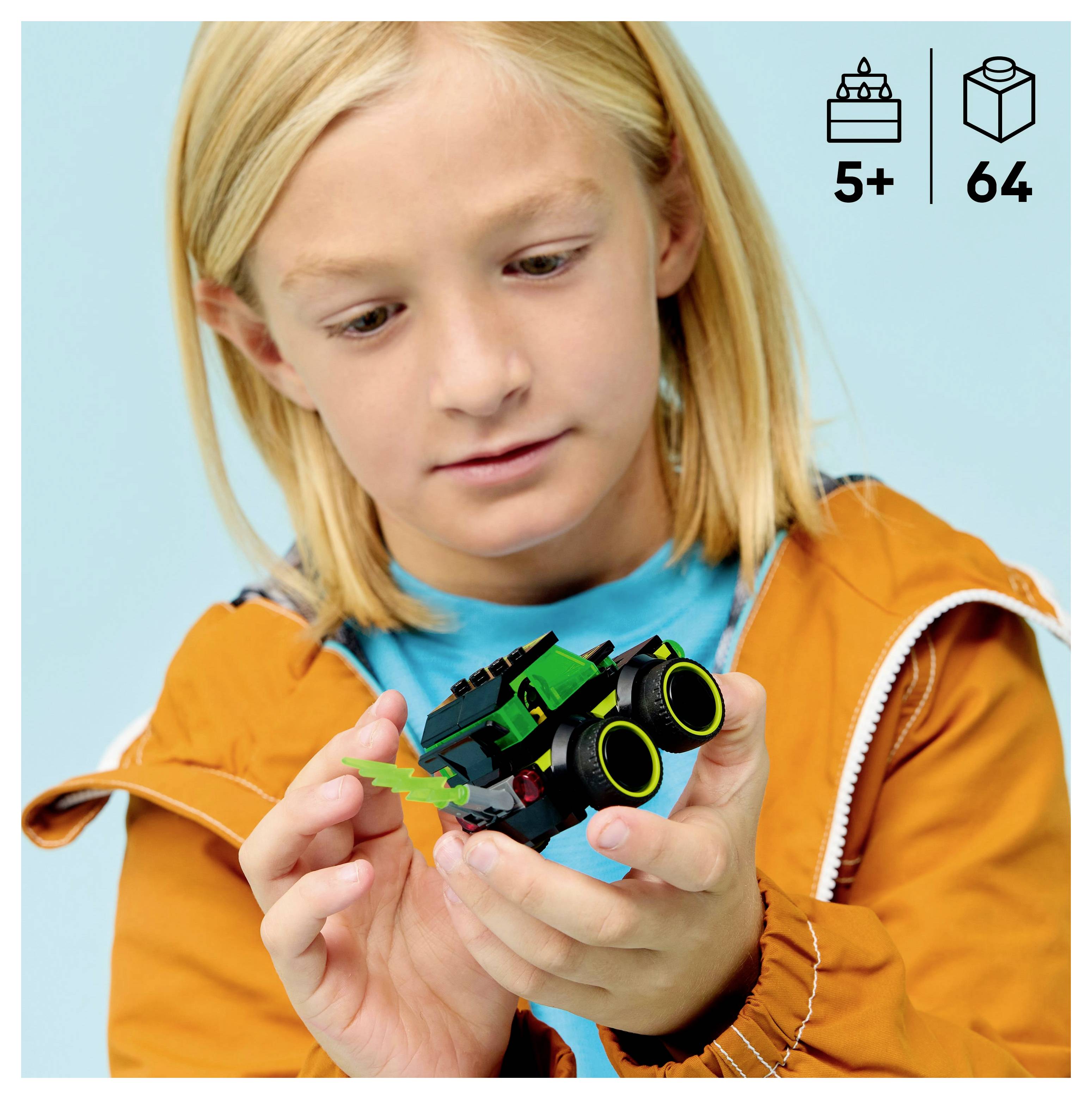 Dítě v oranžové bundě sestavuje malé zelené vozidlo hračku. Ikony naznačují, že je vhodná pro děti od 5 let a obsahuje 64 dílků.