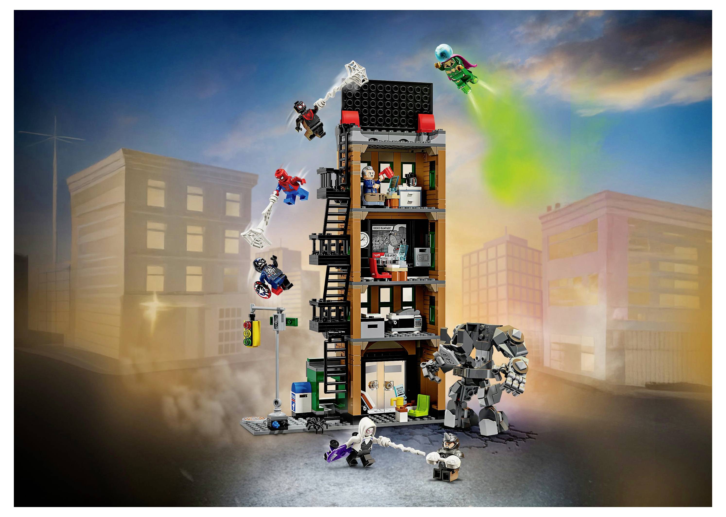 Sada stavebnice Lego znázorňující městskou scénu s miniaturními figurkami superhrdinů zapojenými do akce. Prvky střechy a ulice přidávají dynamický kontext.