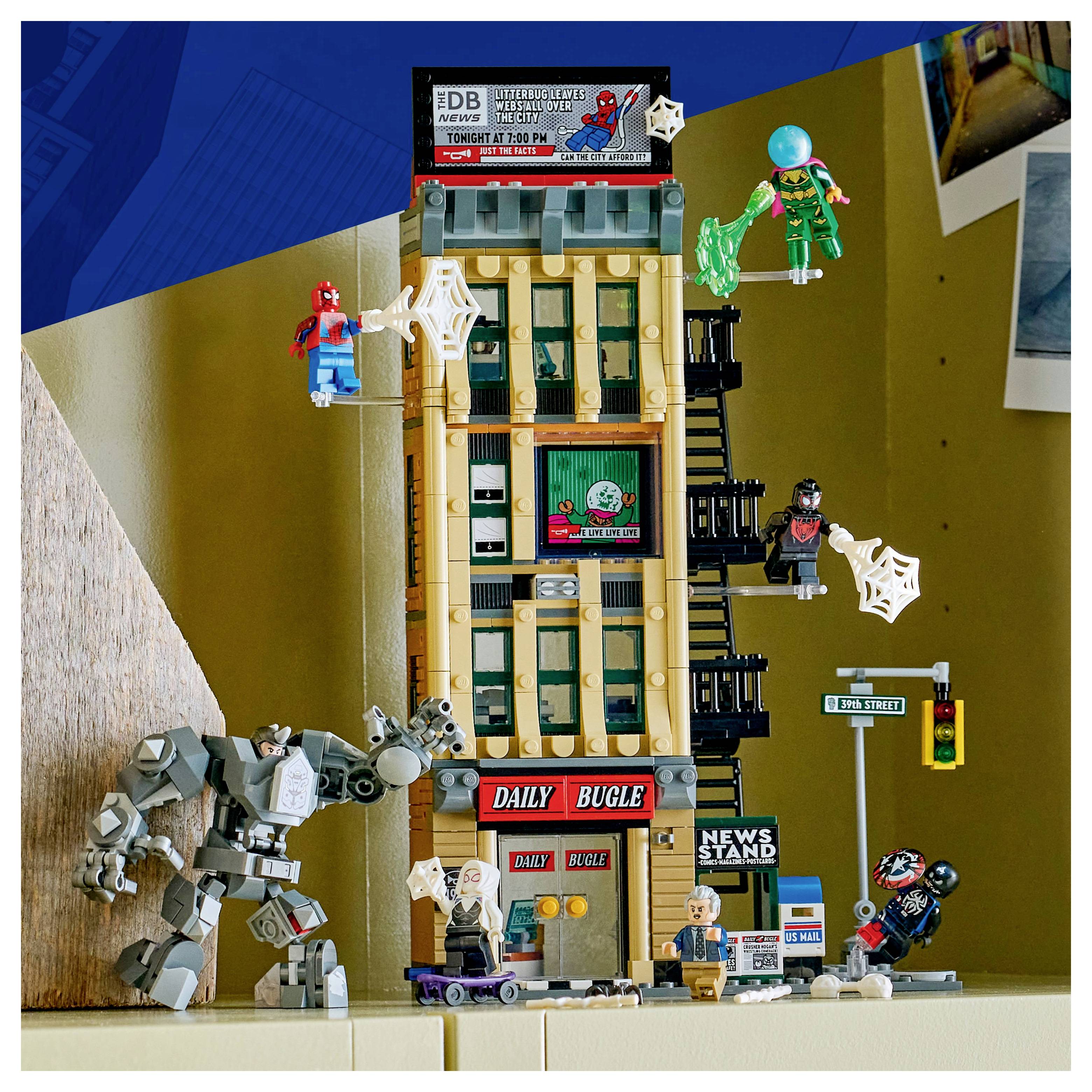 LEGO scéna znázorňuje superhrdiny, kteří bojují na a kolem výškové budovy označené jako 'Daily Bugle', včetně akčních figurek a vozidel.