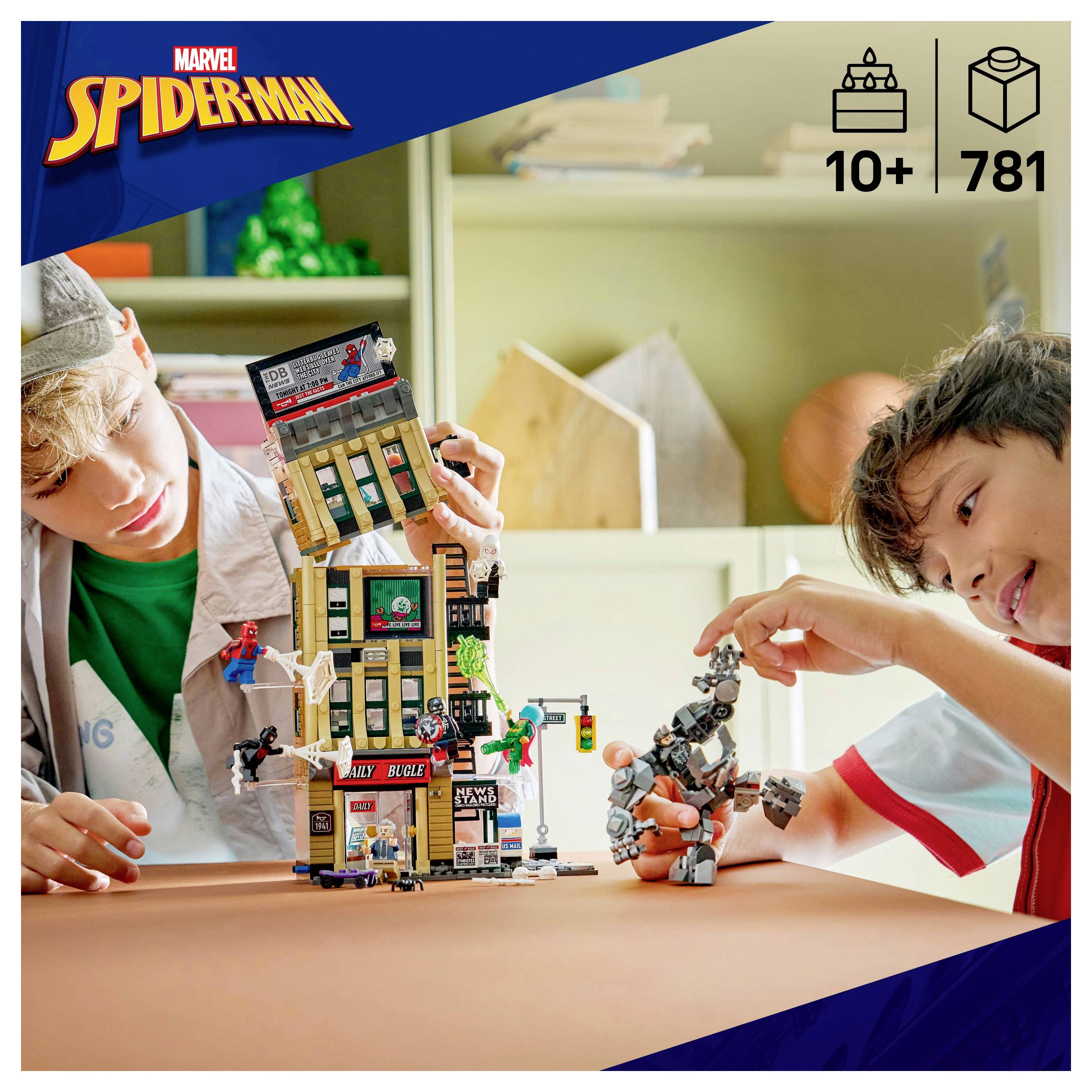Dva lidé sestavují LEGO soupravu s motivem Spider-Mana, která obsahuje budovu a figurky. Text: 'Pro děti od 10 let, 781 dílků'.
