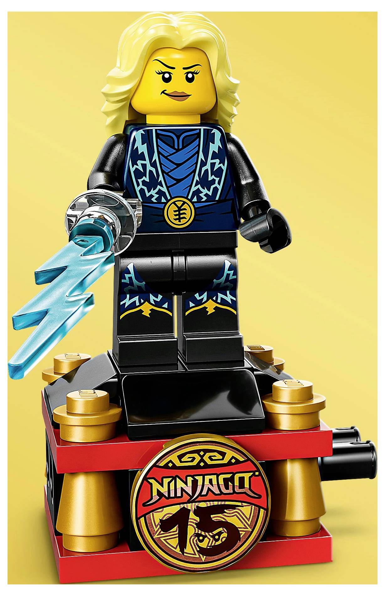 Figurka LEGO ženské nindži ze série Ninjago, která drží prvek blesku, stojí na dekorativní základně s logem 'Ninjago'.