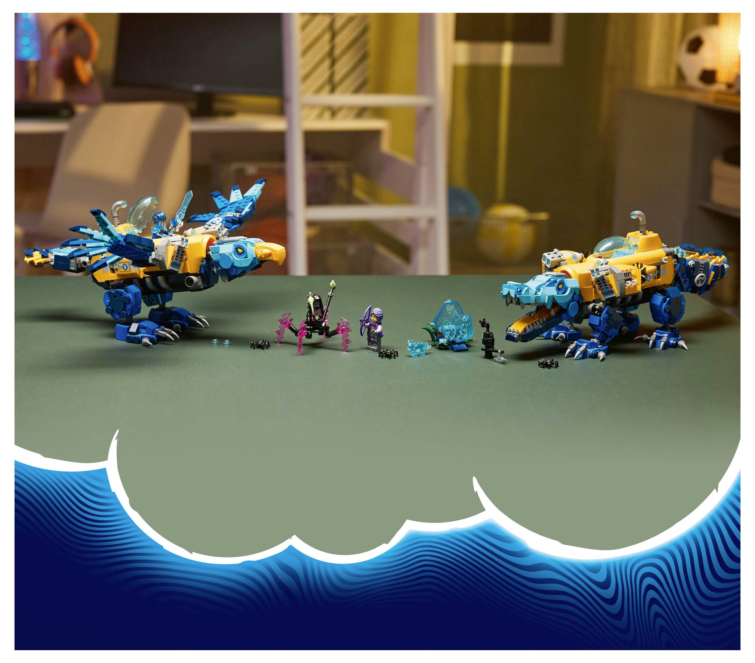 Dva robotičtí dinosauři hračky stojící proti sobě na stole, obklopeni malými akčními figurkami a modrým krystalem. Místnost působí hravě a barevně.