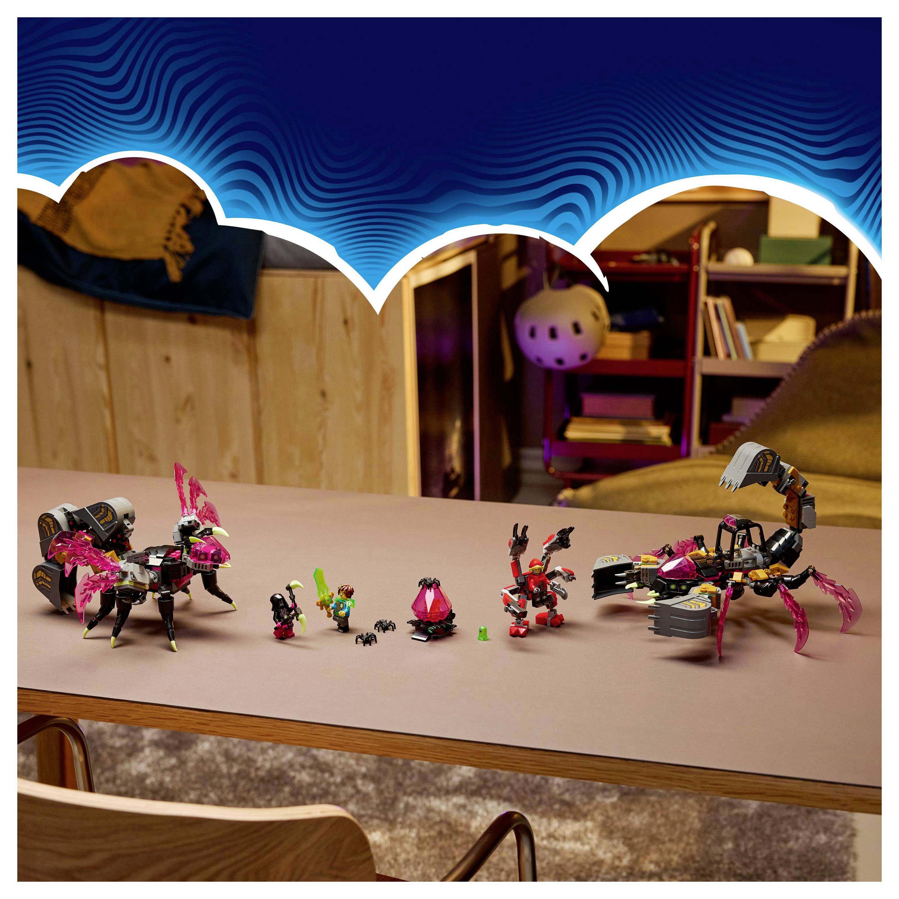 Sady kostek Lego Dreamzzz s motivem draka a štíra v jasných barvách, vystavené na stolním povrchu v dřevěné místnosti s policemi v pozadí.