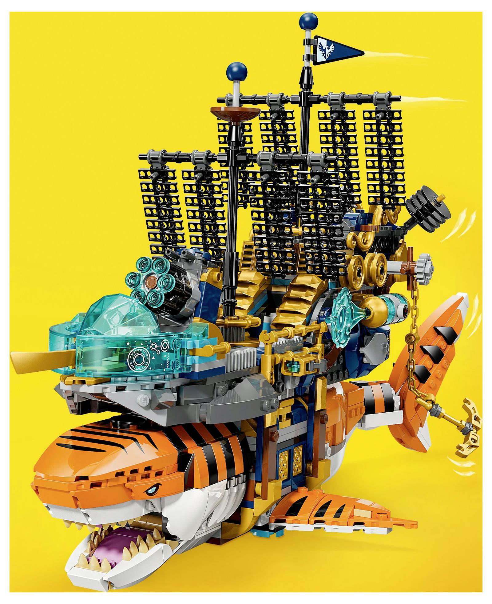Barevný, propracovaný LEGO model ve tvaru žraloka kombinovaný s pirátskou lodí na žlutém pozadí.