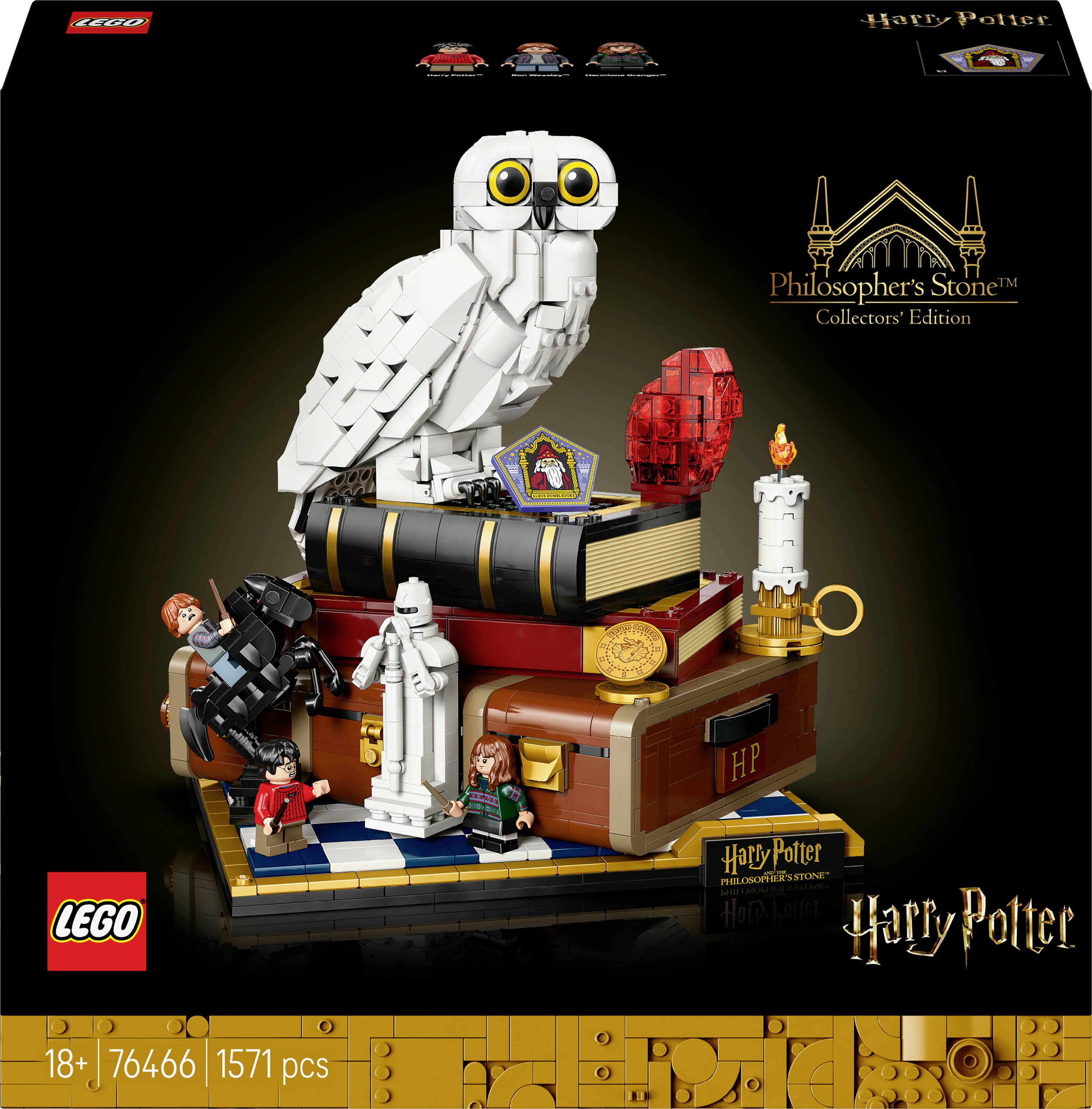 Ilustrace LEGO sady 'Harry Potter' zobrazující Hedviku sedící na knihách, Harryho a další mini figurky, a různé začarované předměty.