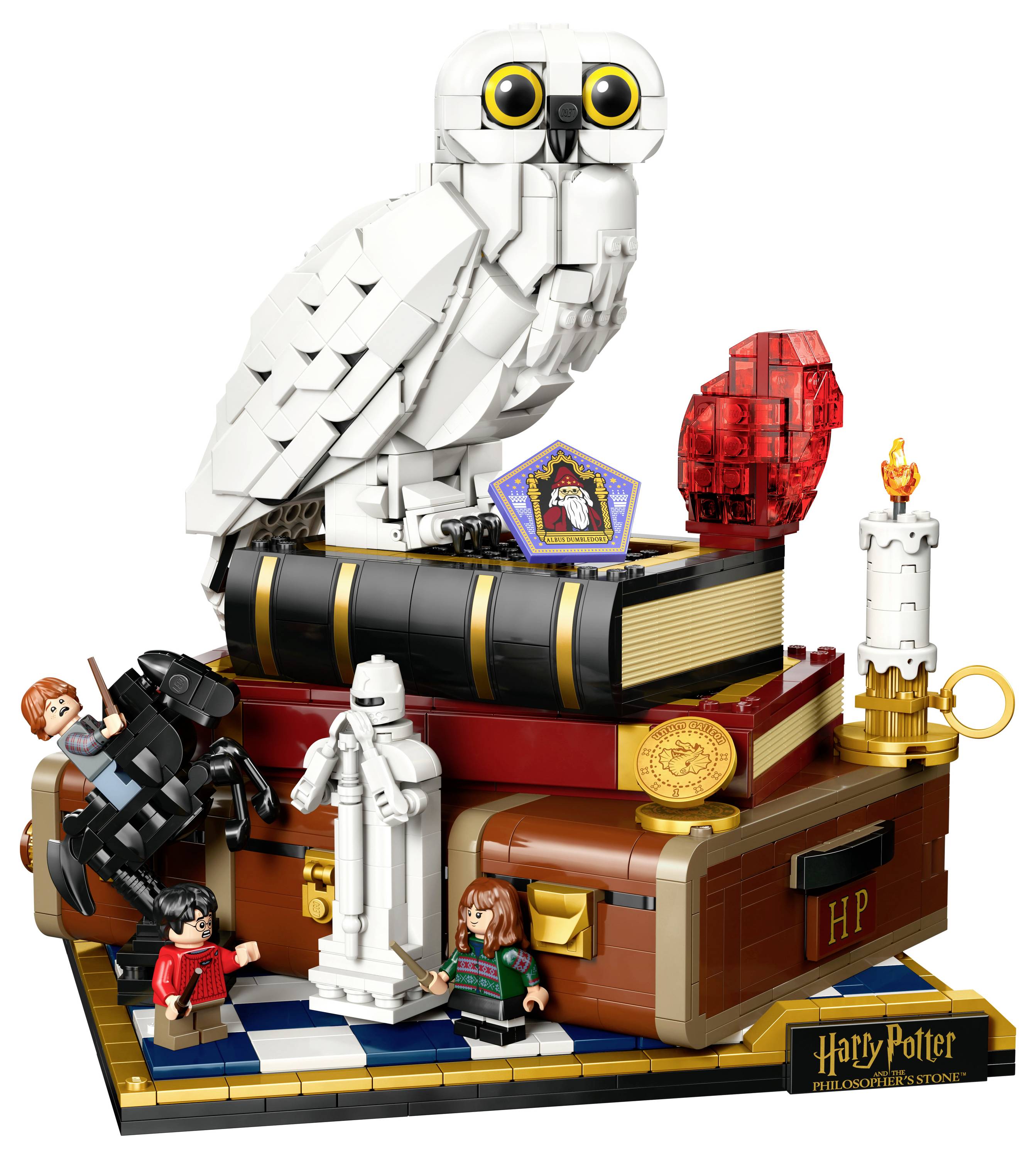 Sada LEGO zobrazující sovu sedící na knihách, obklopené postavami a předměty z Harryho Pottera, která reprezentuje magickou tématiku.