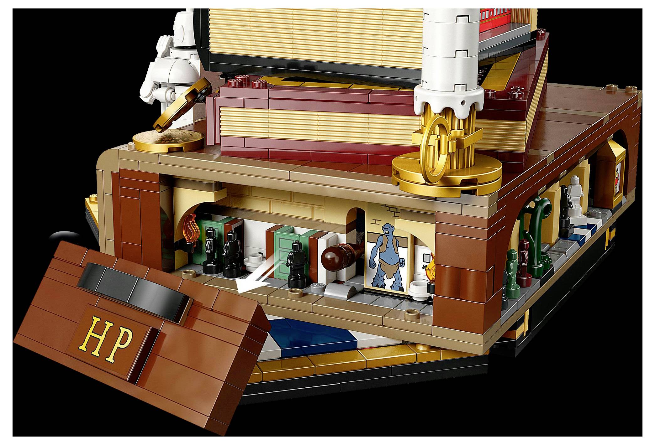 Detailní sekce modelu LEGO znázorňující magickou knihovní scénu, s miniaturními knihami, postavami a dekorací, která ukazuje propracované designové prvky.
