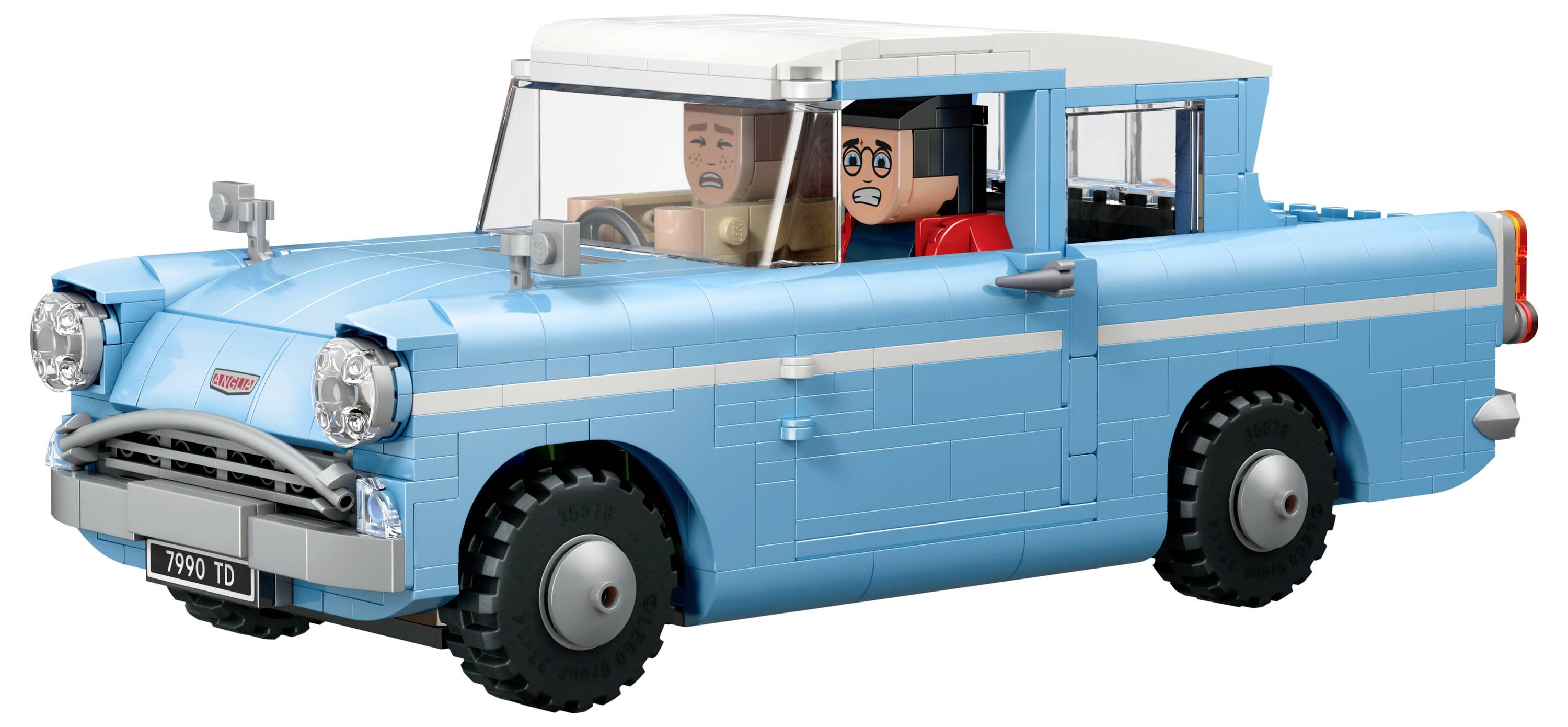 Hračkářské auto postavené z propojovacích kostek, připomínající modré vintage auto s bílou střechou, obsahuje uvnitř dvě hračkové figurky.