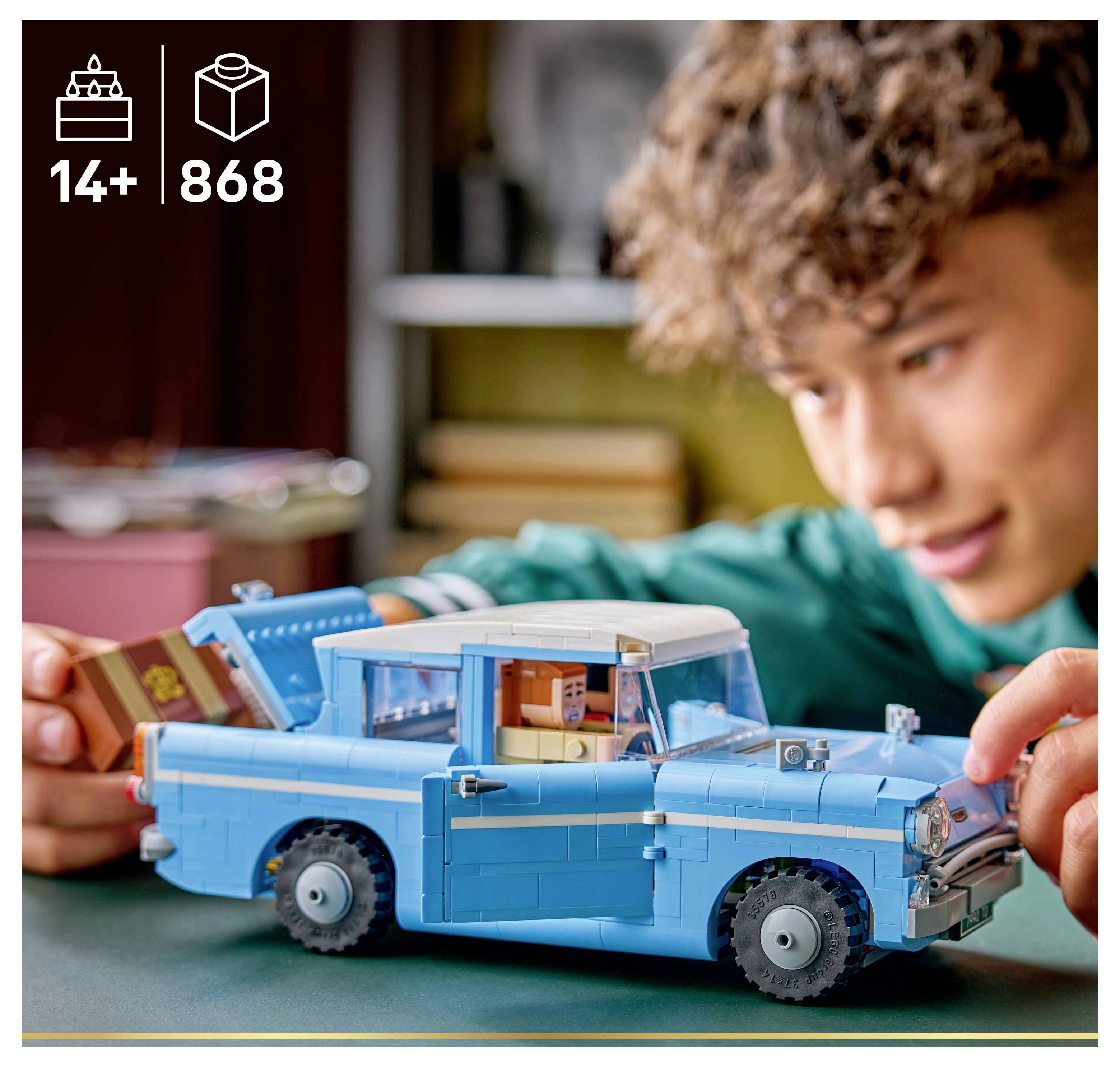 Osoba staví modré hračkářské auto se 868 díly, určené pro věkovou kategorii 14 let a výše. Důraz je kladen na preciznost a detailní zpracování modelu automobilu.