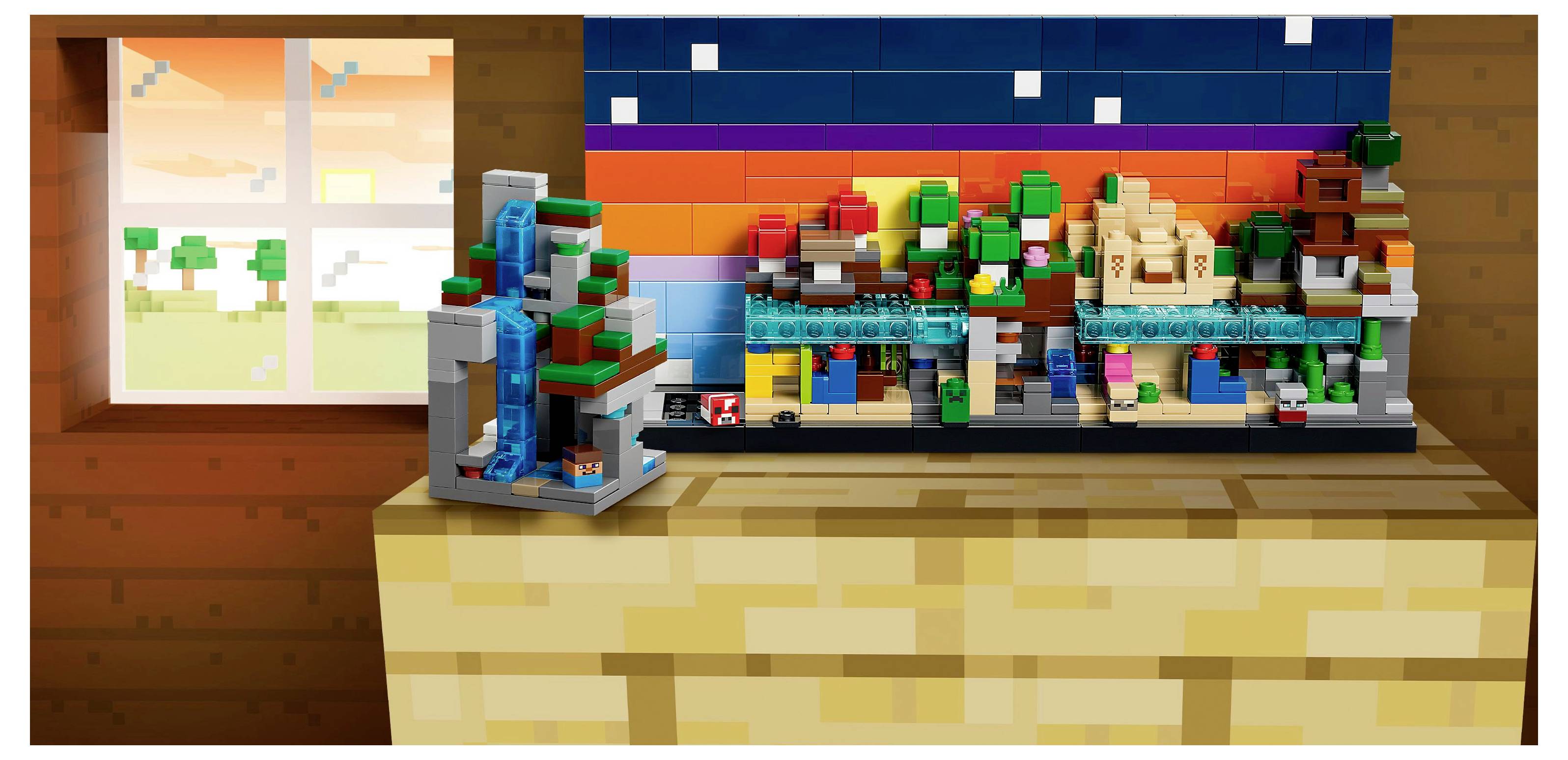 Sada LEGO Minecraft vystavená na dřevěném stole poblíž okna s výhledem na západ slunce. Sada obsahuje dům, postavičky a prvky krajiny.