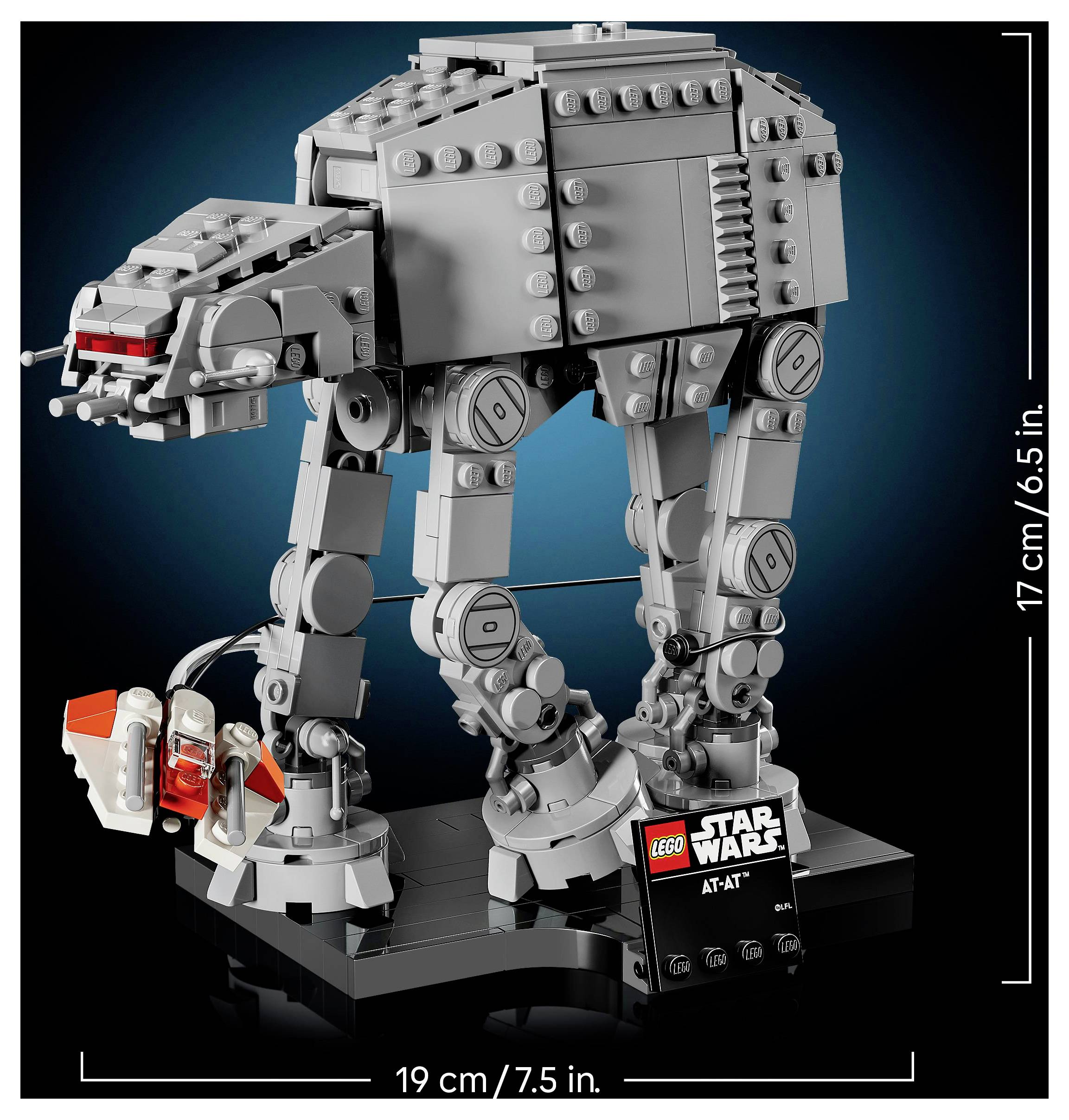 Model AT-AT z řady Lego Star Wars umístěný na podstavci, měřící 19 cm na šířku a 17 cm na výšku, s světle modrým pozadím.