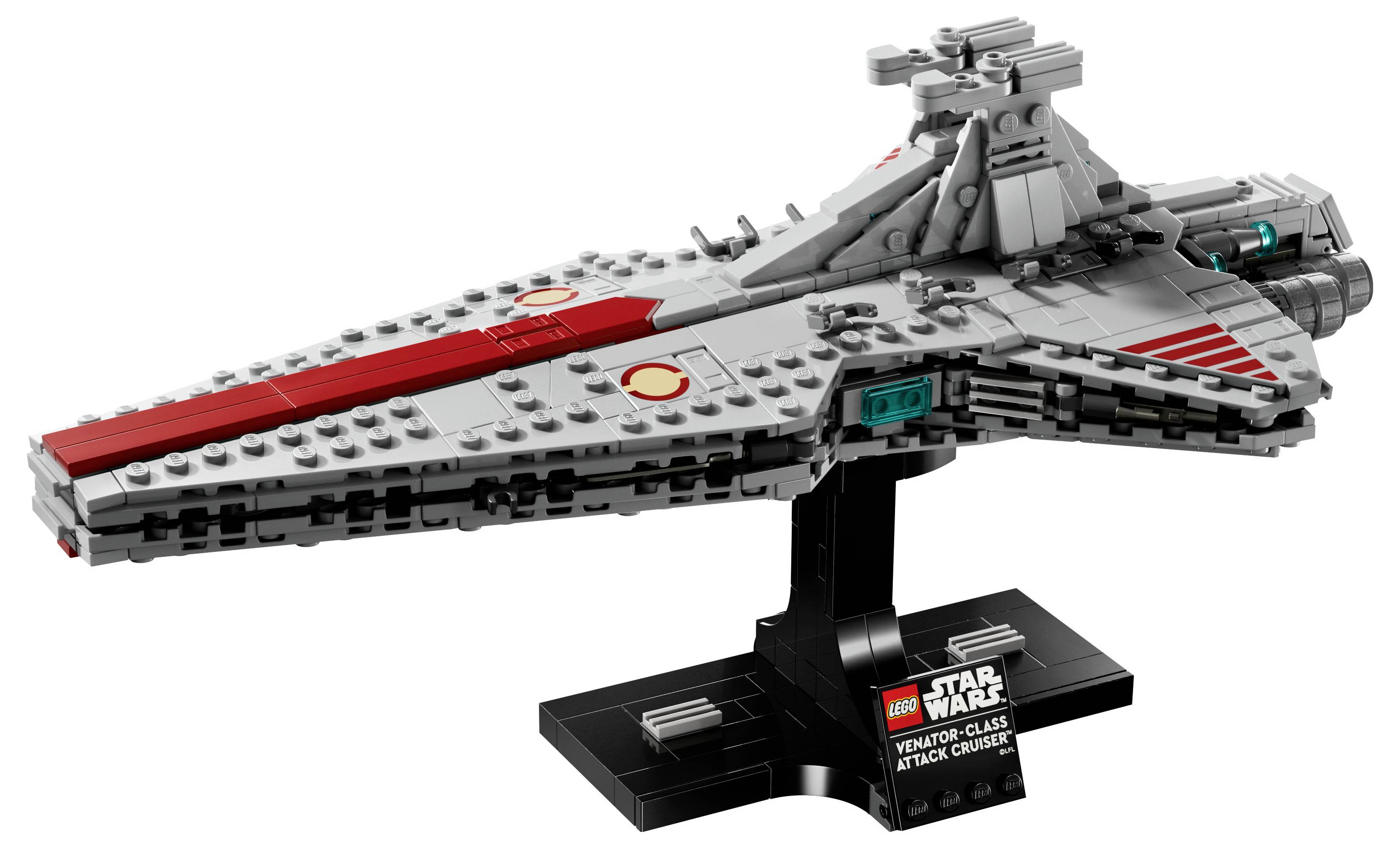 Model LEGO útočné lodi třídy Venator ze Star Wars na výstavním podstavci, s šedými a červenými akcenty, s propracovanými detaily.