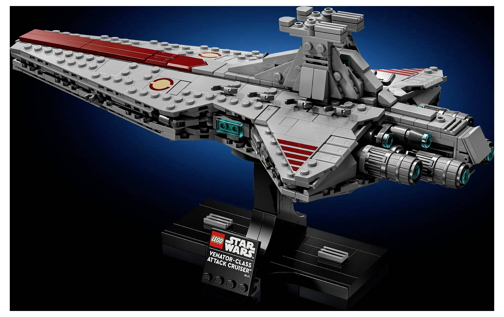 Model lodi třídy Venator z filmu Star Wars z kostek LEGO umístěný na výstavním podstavci, s červenými akcenty a propracovanými detaily na modrém pozadí.