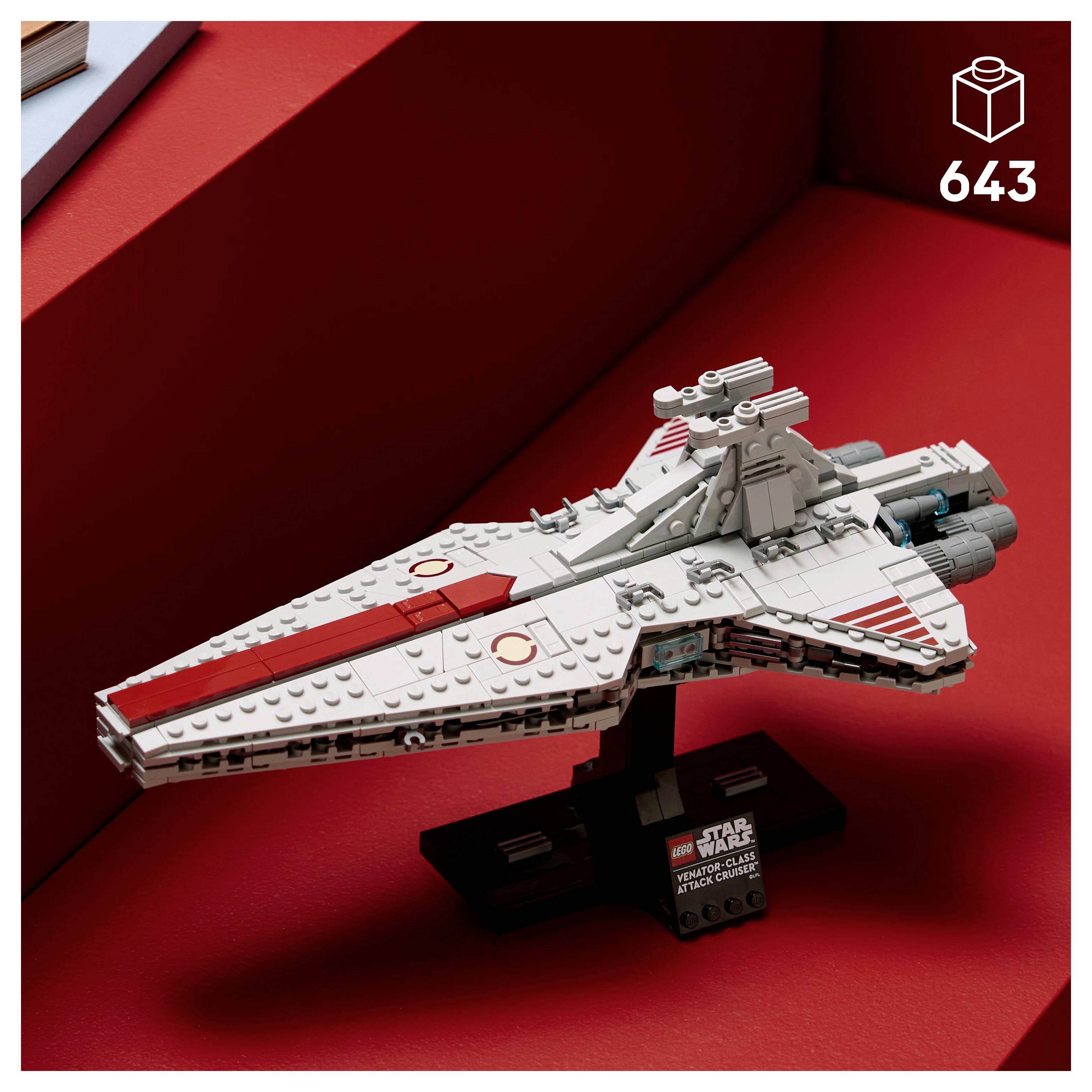 Detailní LEGO model hvězdného křižníku Republiky vystavený na místě, skládající se z 643 dílků.
