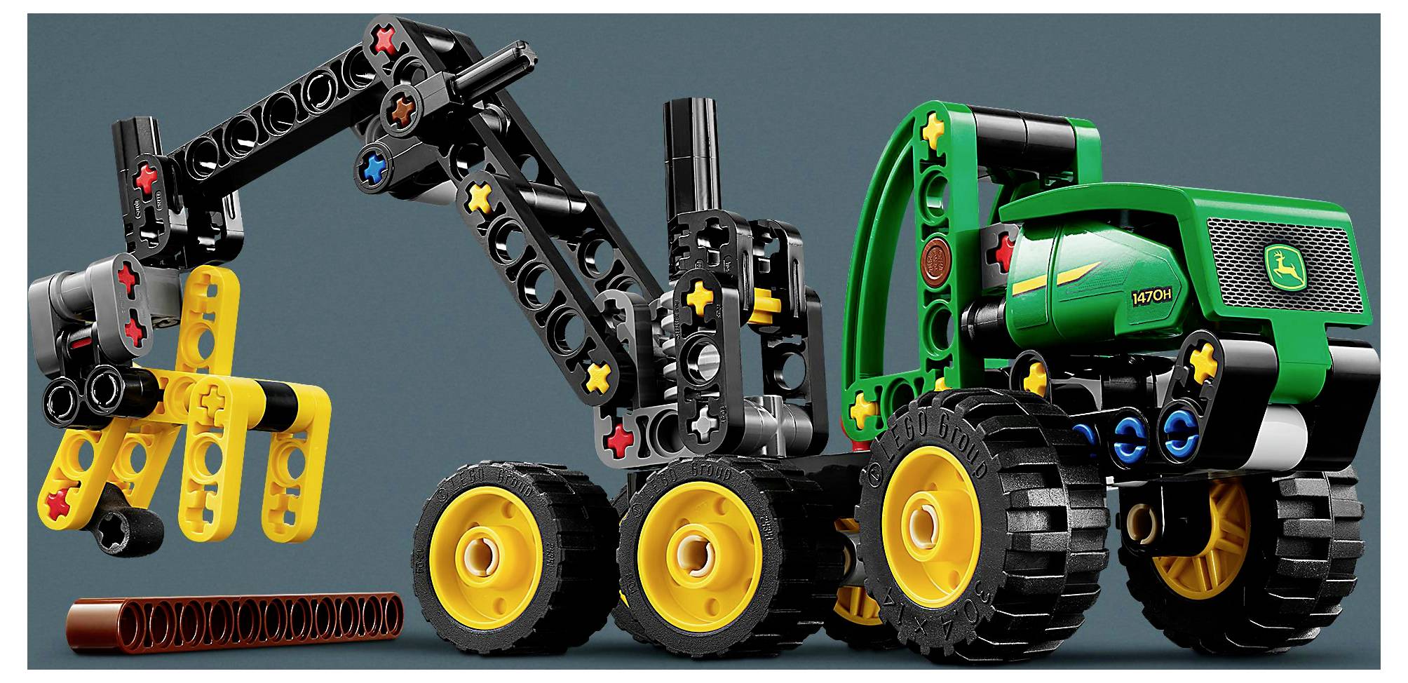 Hračkářská stavebnice složená do zeleno-černého robustního vozidla se žlutými koly a předním úchopným mechanismem.