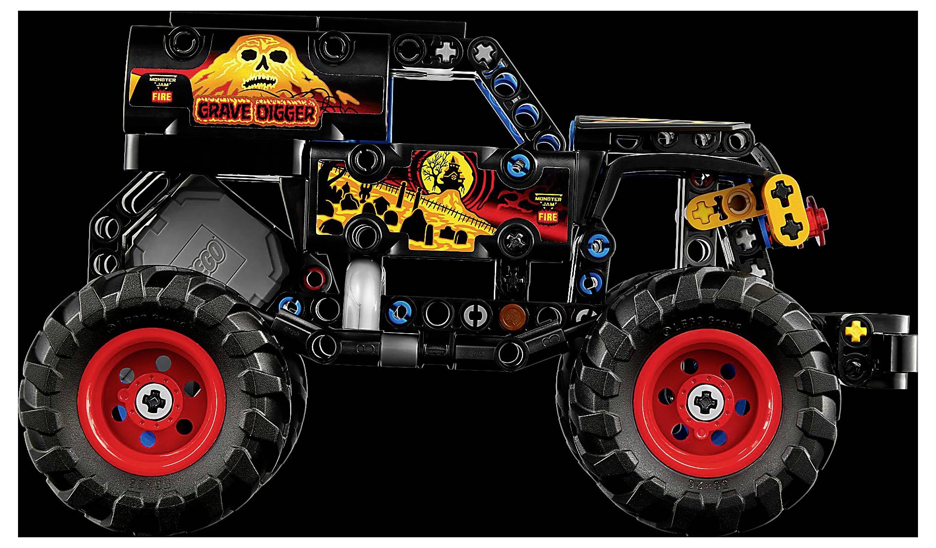 Černé a červené hračkářské monster truck vyrobené z konstrukčních dílků, který má design 'Grave Digger' s plameny a lebkovými grafickými motivy na boku.