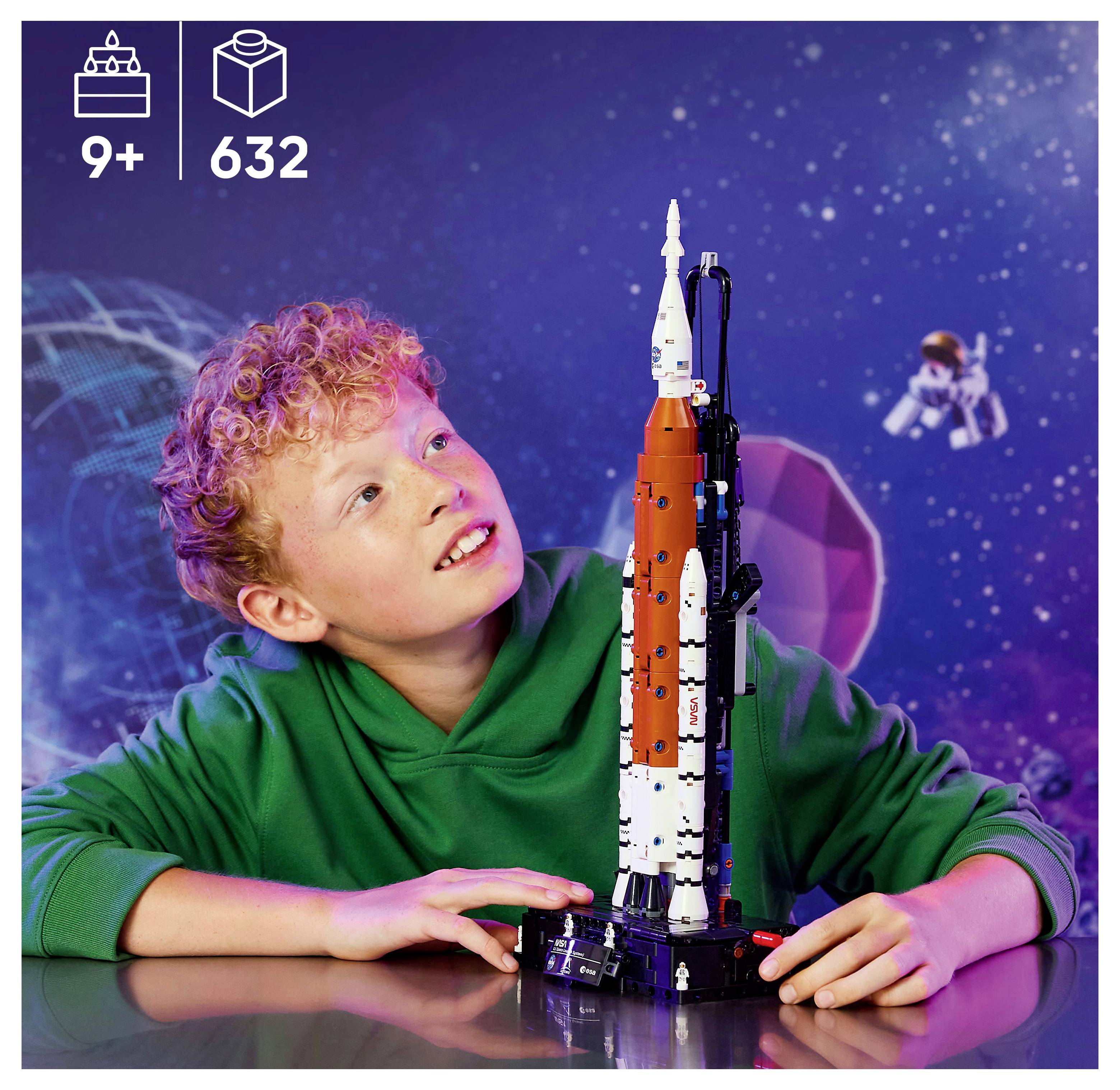 Dítě v zelené mikině s kapucí stavějící hračkovou raketu, usmívající se s vesmírným pozadím, na kterém jsou hvězdy a astronaut.