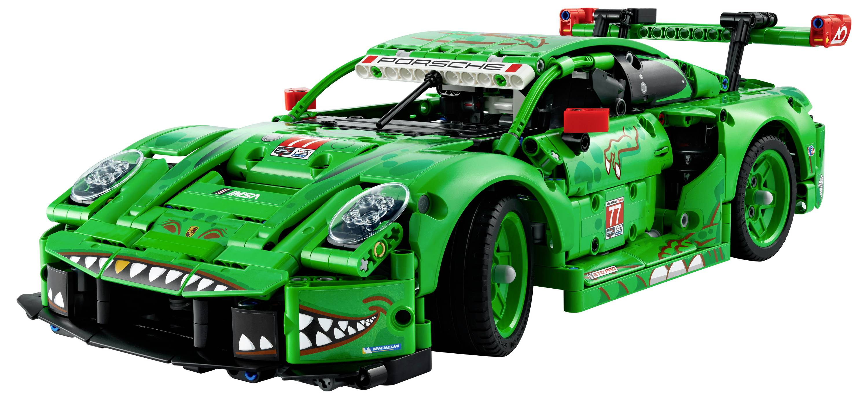 Detailně propracovaný zelený závodní vůz LEGO s divokou expresí, s viditelnými logy a závodními samolepkami, předvádějící mimořádně propracovaný design.