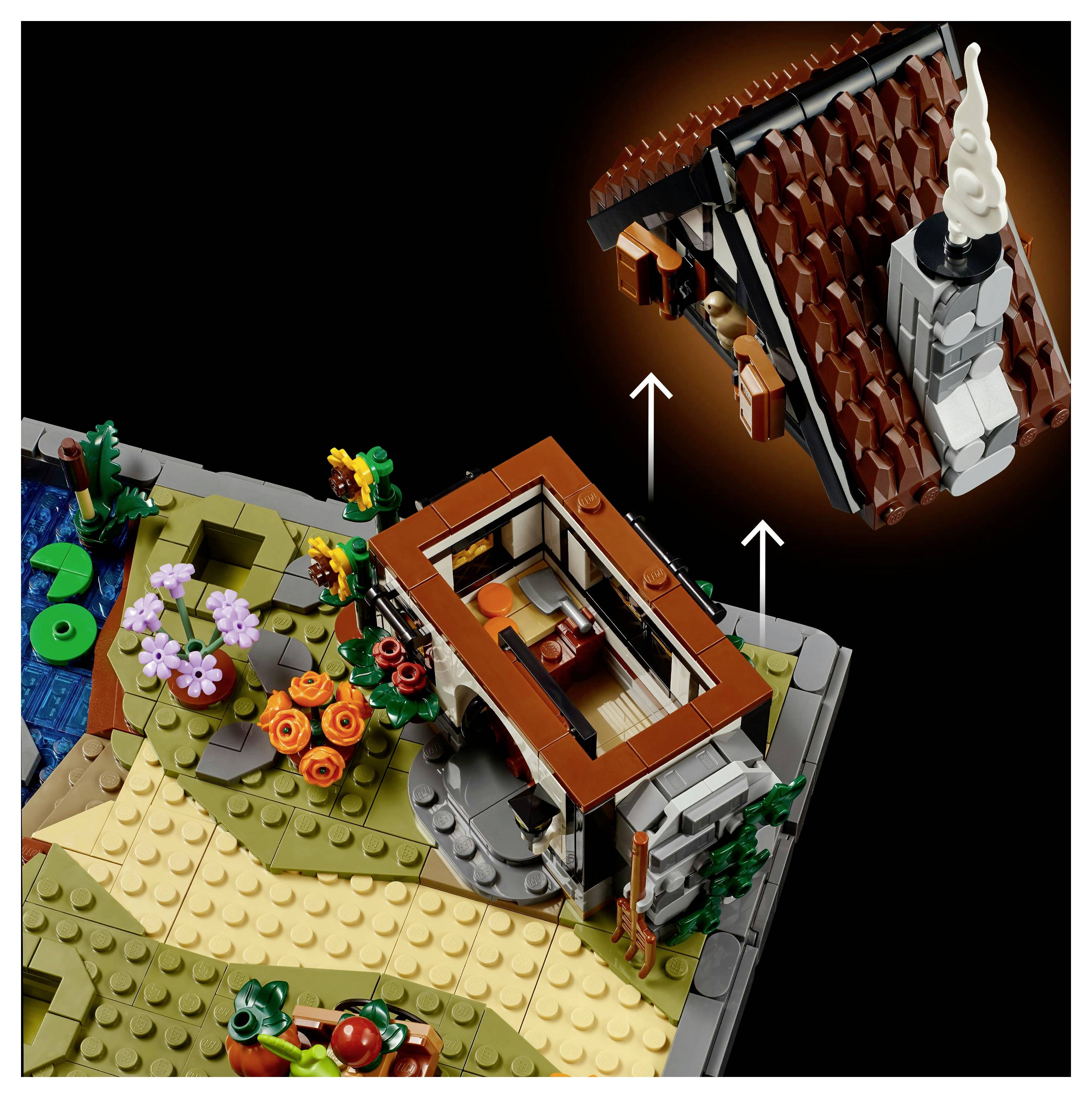 Diorama krajiny ze stavebnice LEGO s odnímatelnou střechou, která odhaluje vnitřní místnost. Šipky vyznačují oddělitelnou sekci střechy.
