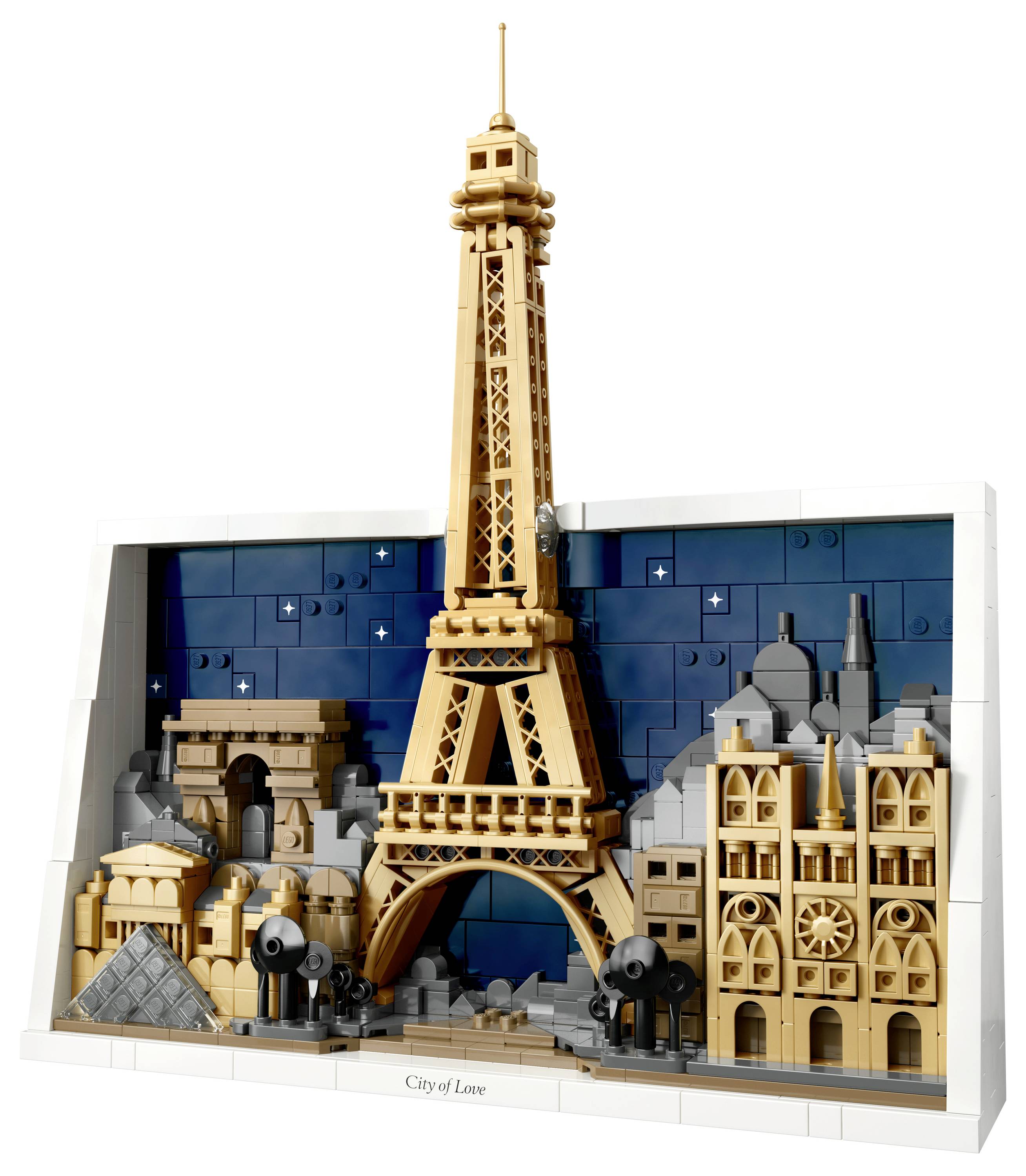 Lego model pařížské panoramatu zobrazující Eiffelovu věž, Vítězný oblouk a další památky před pozadím noční oblohy.