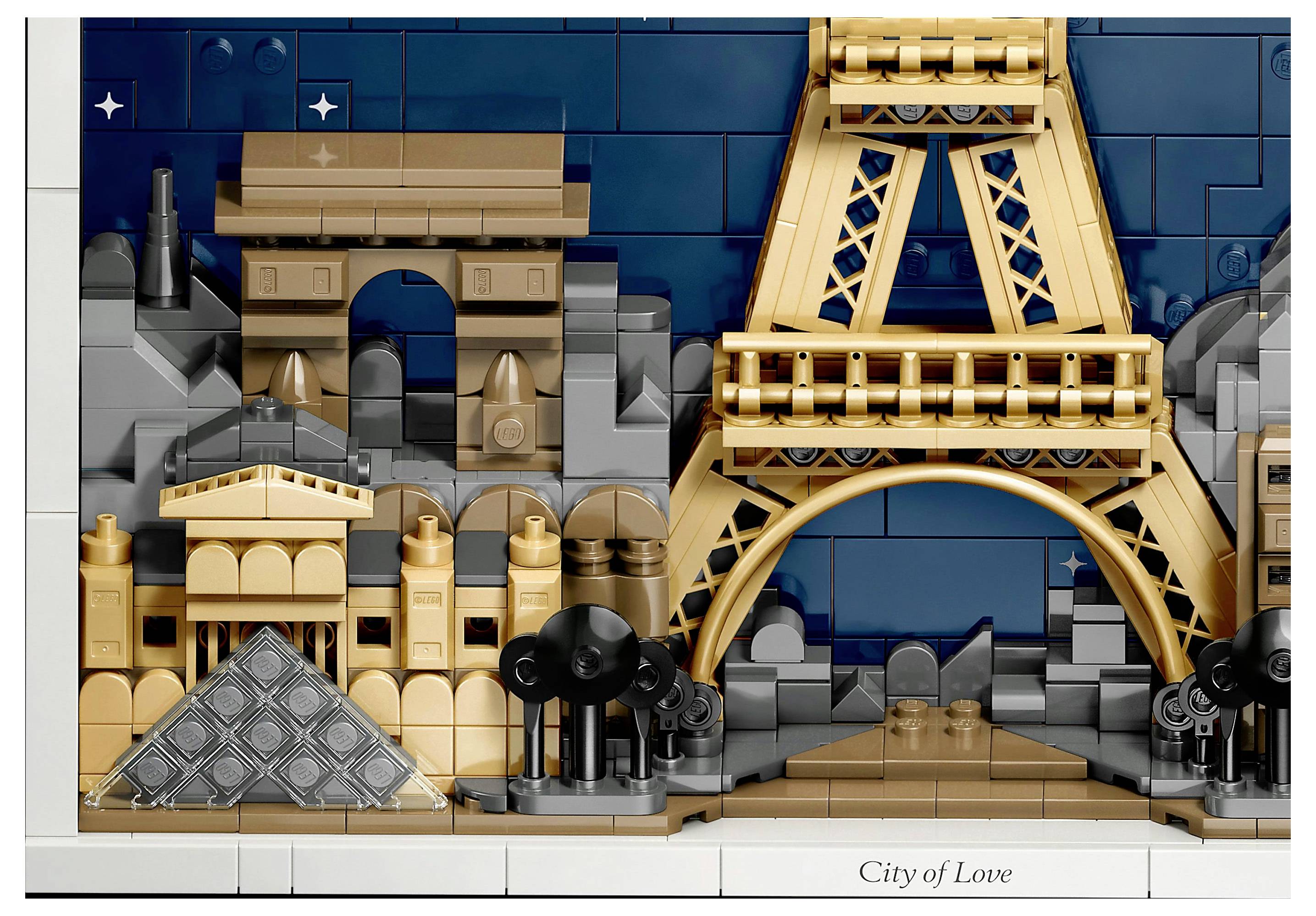 Detailní LEGO model zobrazující ikonické pařížské památky, včetně Eiffelovy věže a Vítězného oblouku, v pozadí s hvězdnatou noční oblohou.