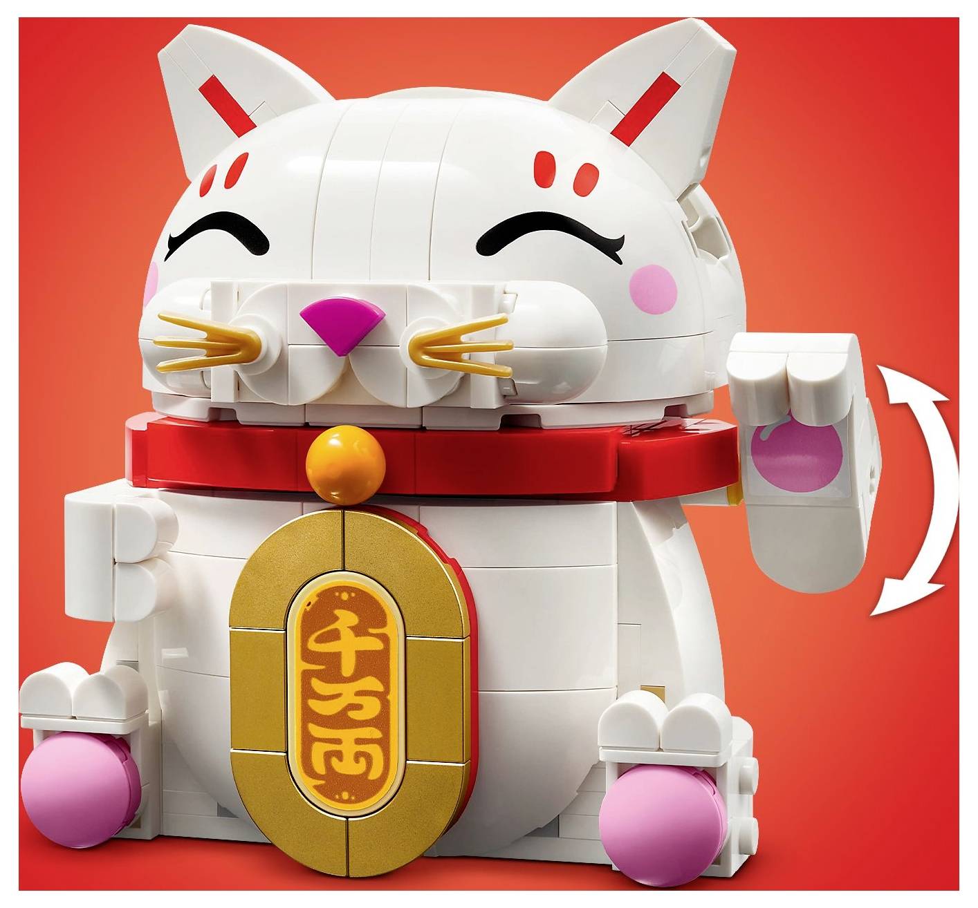 Model kočky ve stylu LEGO, mávající bílá kočka se červeným obojkem a zlatým symbolem, inspirovaná japonským motivem Maneki Neko, umístěná na červeném pozadí.