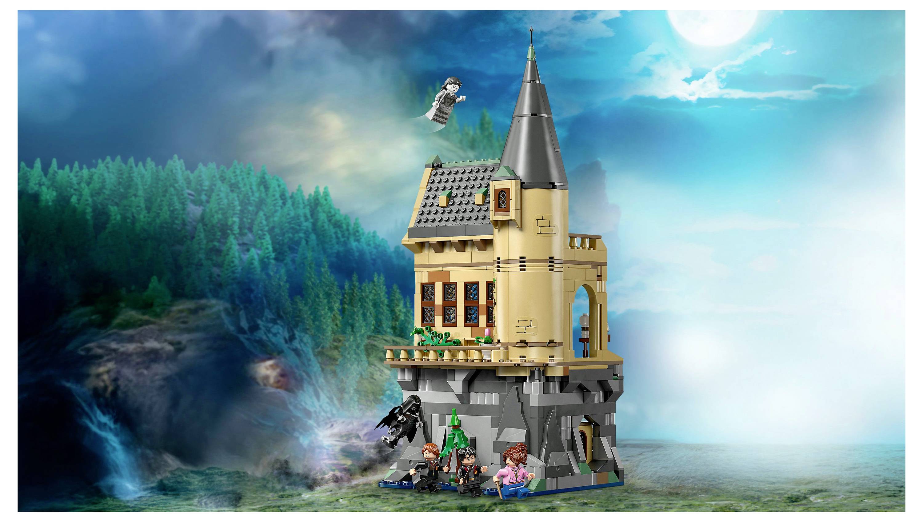 Vysoká, detailní LEGO věž stojí s kulisou lesa a měsíčnatou oblohou. Minifigurky jsou zapojeny do různých aktivit kolem věže.