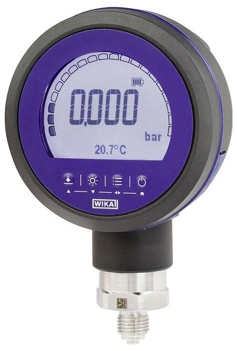 Digitální tlakoměr zobrazující '0,000 bar' a teplotu '20,7 °C' na modrém displeji, používaný pro měření tlaku v průmyslových prostorech.