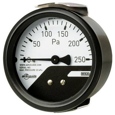 Tlakoměr s rozsahem 0 až 250 Pa, zvýrazněnými hodnotami 50 a 100 Pa, značky WIKA. Označený štítkem 'air2guide' s výrobním číslem a informací o maximálním tlaku.