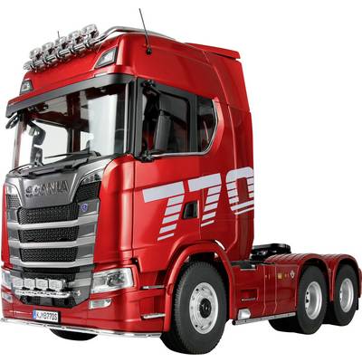 Červený nákladní vůz Scania s nálepkou '770' na boku, který předvádí svůj moderní design a robustní stavbu.
