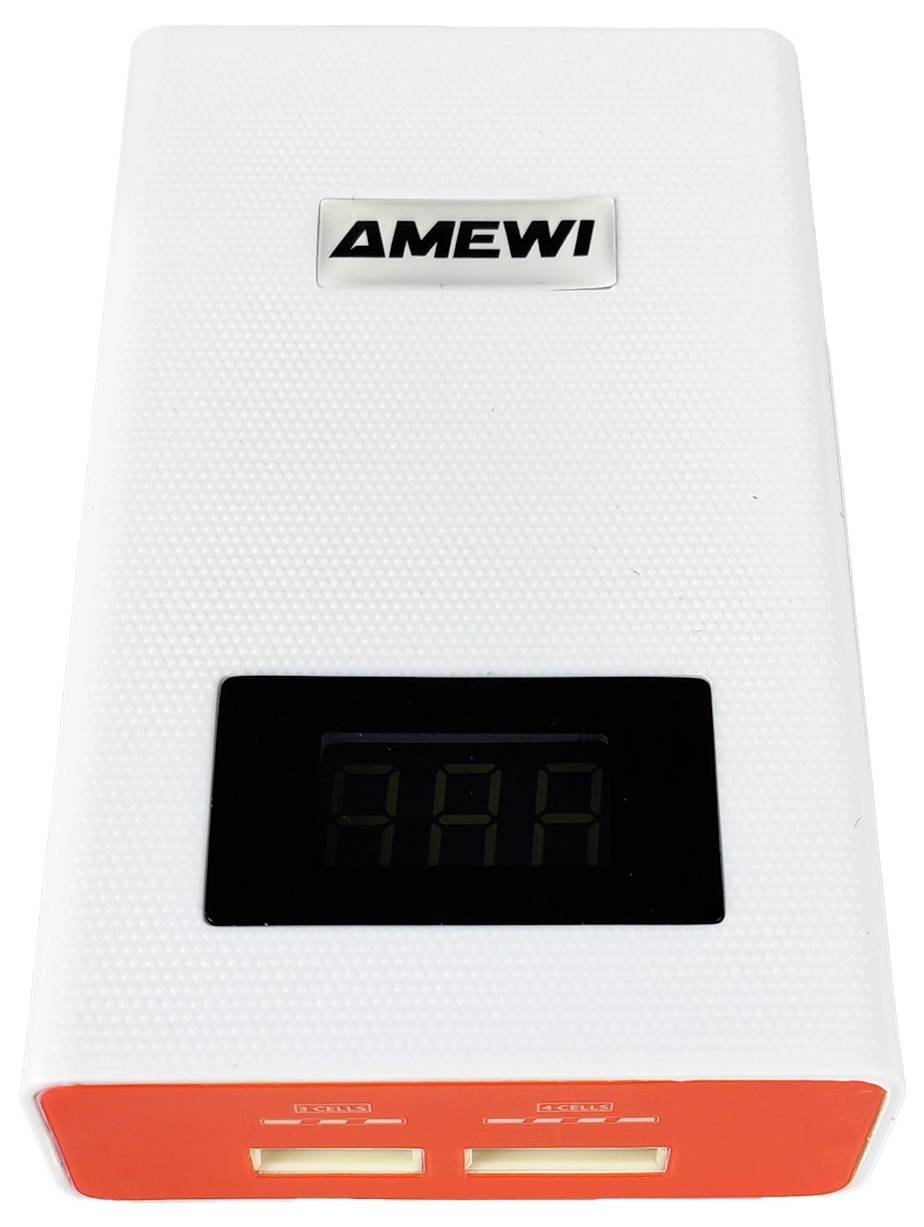 Bílá přenosná powerbanka značky 'Amewi' s digitálním displejem zobrazujícím numerické hodnoty. Jsou viditelné dva USB porty.
