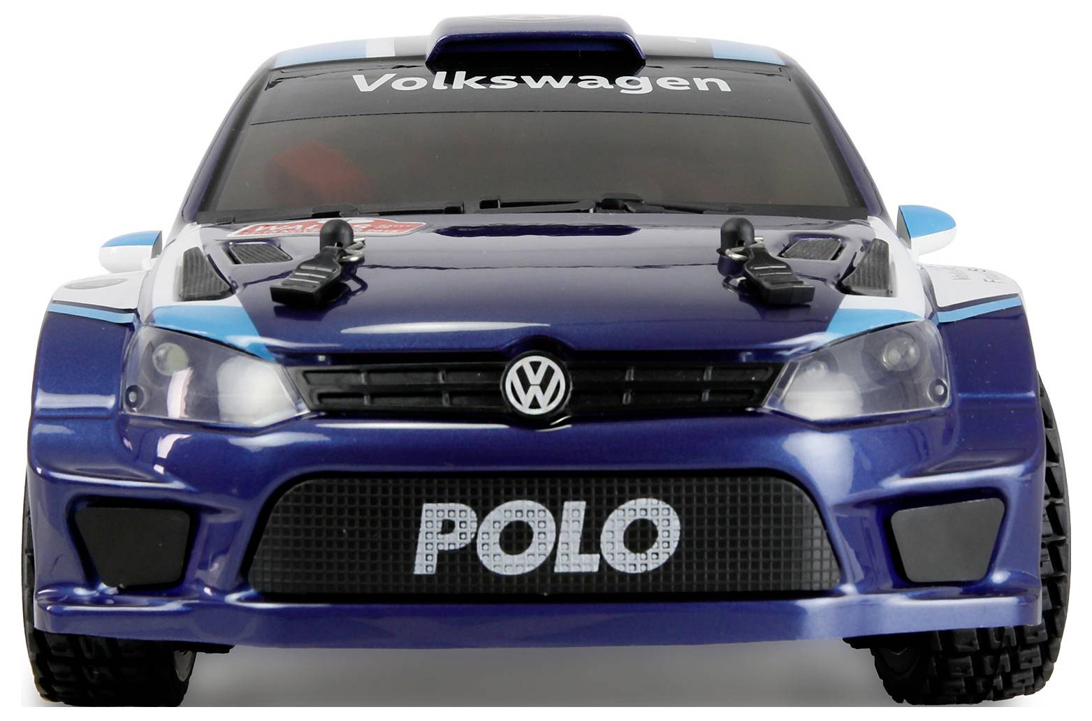 Pohled zepředu na modelu rallyového vozu Volkswagen Polo s nápisem 'Volkswagen' na čelním skle a nápisem 'POLO' na mřížce chladiče.