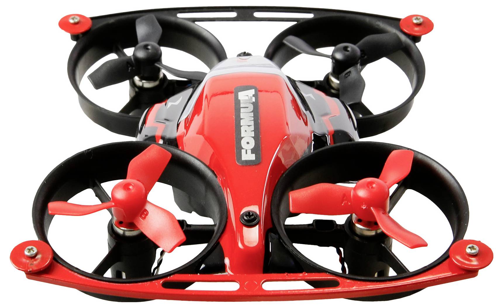 Malý červený čtyřvrtuloý dron s krytými vrtulemi, určený pro vnitřní použití. Na jeho horní straně je viditelné slovo „FORUMU".