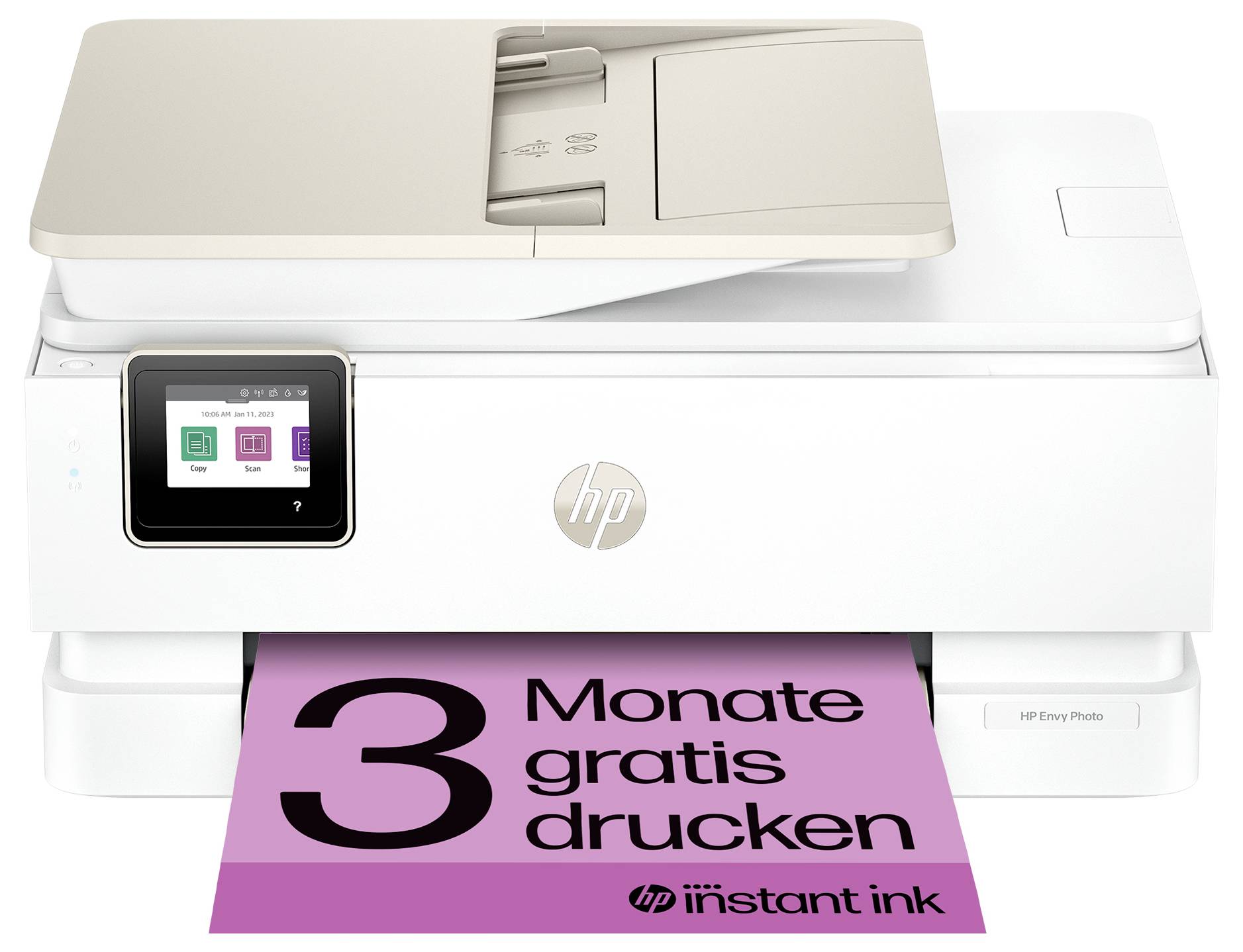 Bílá tiskárna HP s malým displejem a světle růžovou stránkou vycházející z tiskárny, propagující '3 měsíce tisku zdarma, HP Instant Ink'.
