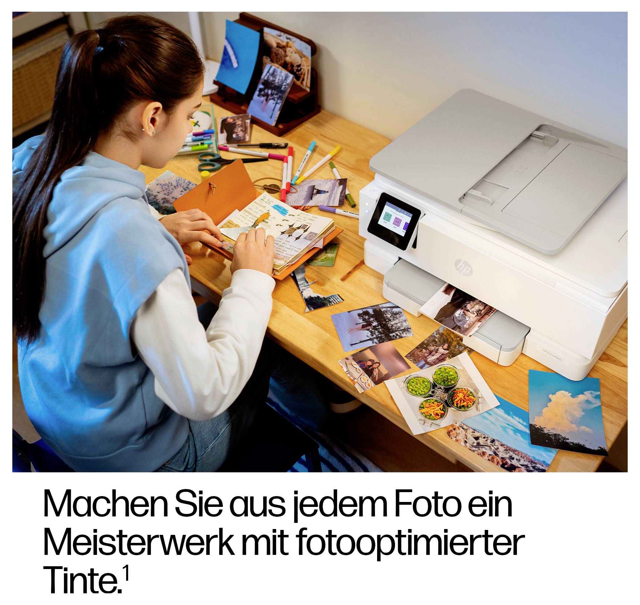 Osoba uspořádávající vytištěné fotografie na stole s tiskárnou, zvýrazňující optimalizaci fotografií. Německý text dole propaguje vylepšování fotografií.
