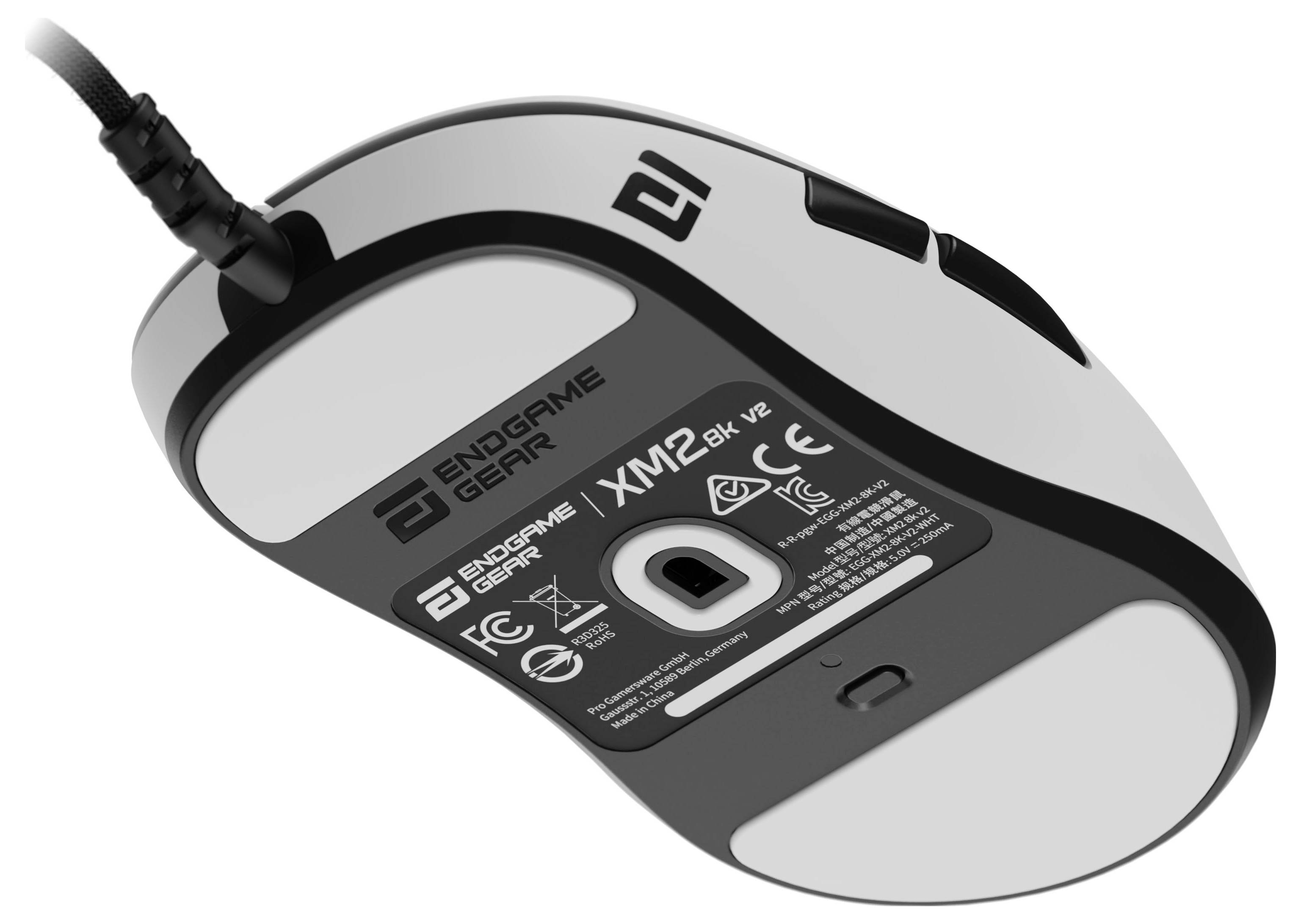 Obrázek ukazuje spodní stranu bílé myši Endgame Gear X1M2 s jejím značením, názvem modelu a certifikačními symboly.