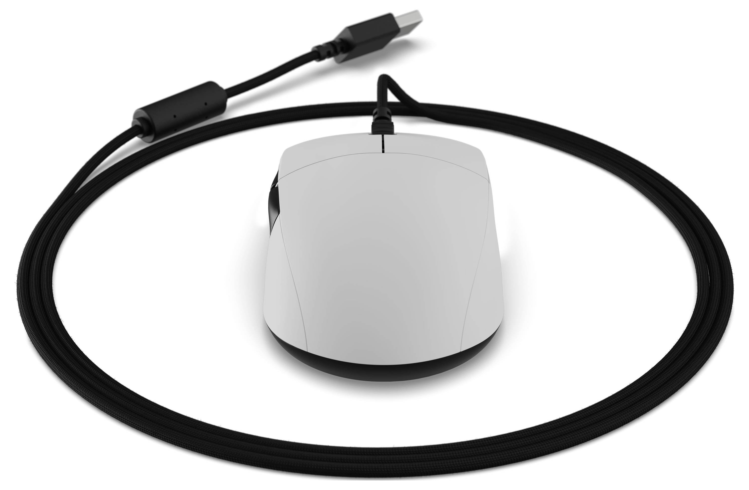 Bílá počítačová myš s dlouhým černým kabelem navinutým kolem ní, na konci s USB konektorem.