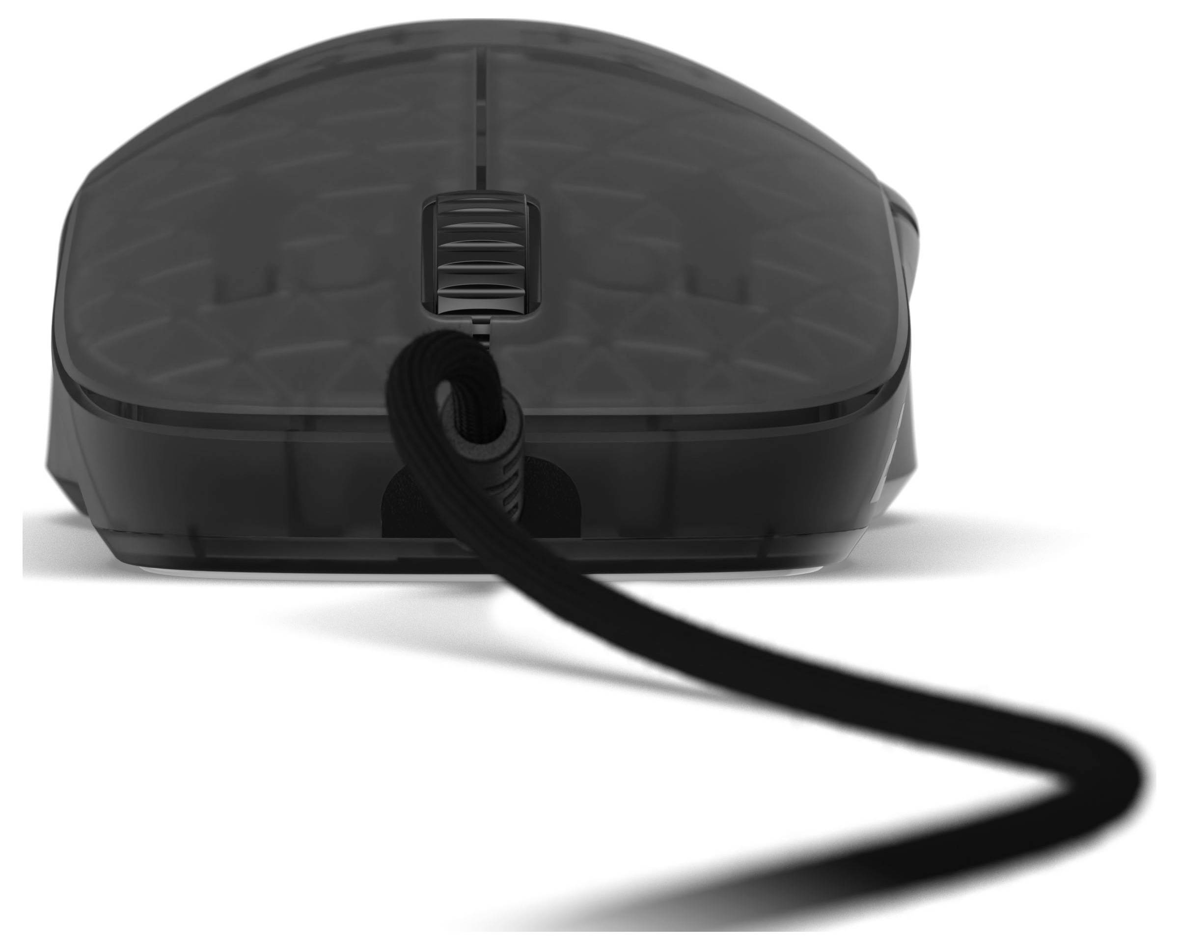 Černá počítačová myš s viditelným kolečkem pro posun je připojena pletencovým kabelem, zobrazena z nízkého předního úhlu.