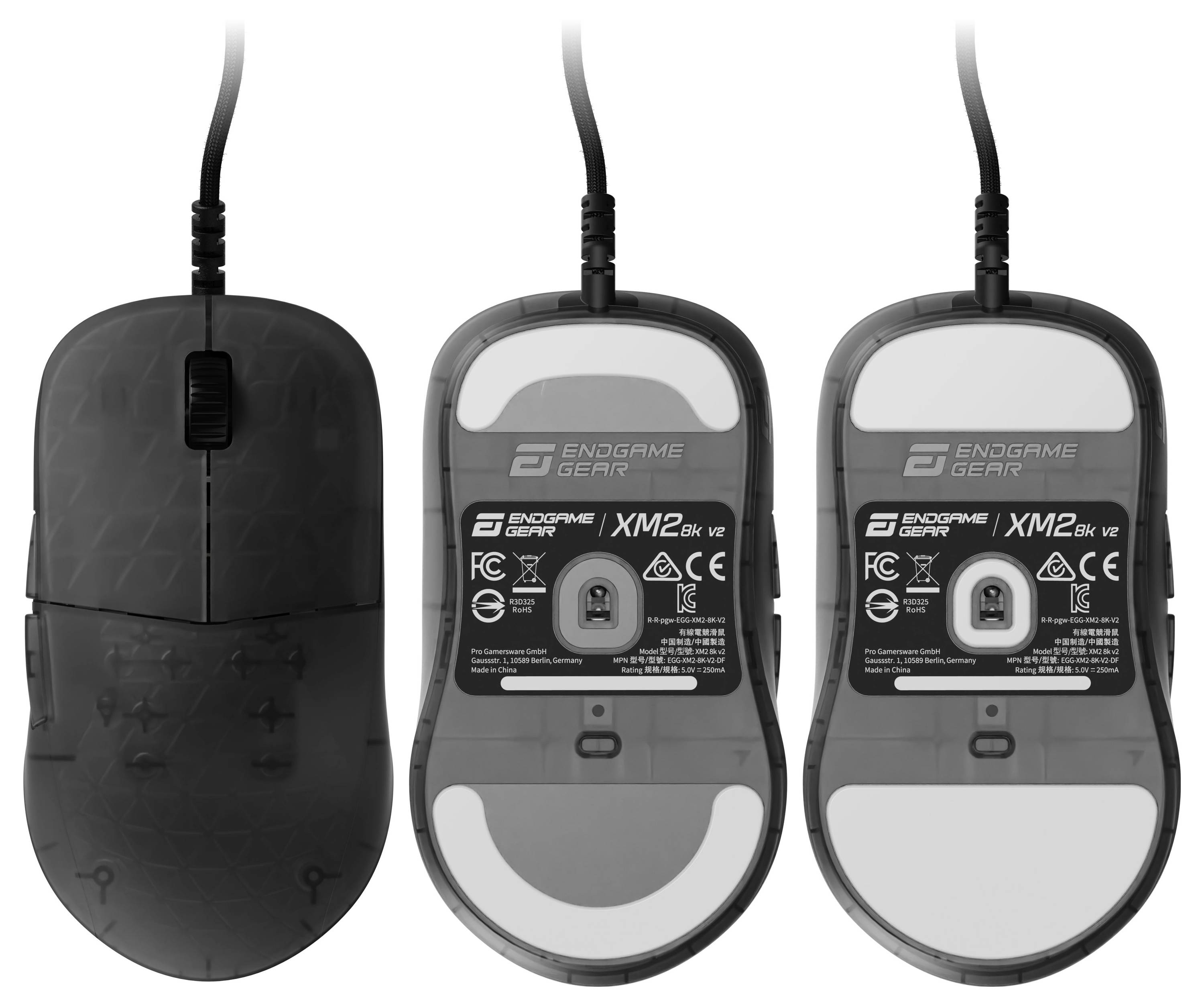 Jsou zobrazeny tři počítačové myši. Levá myš zobrazuje pohled shora, zatímco pravé dvě ukazují spodní stranu se senzorem a podrobnostmi produktu.