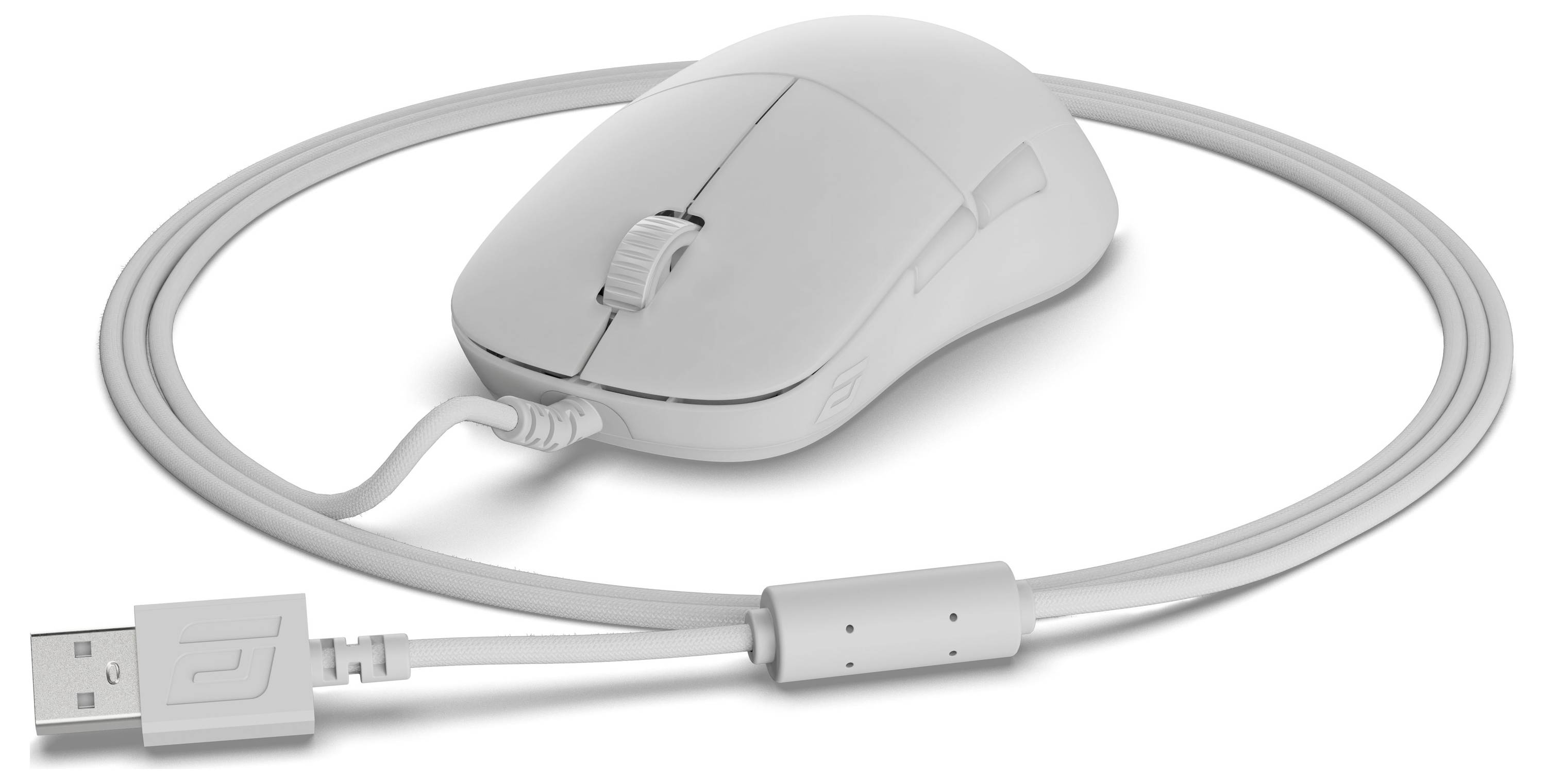 Bílá počítačová myš s kolečkem pro posun, připojená přes kabel USB, umístěná diagonálně na bílém pozadí.