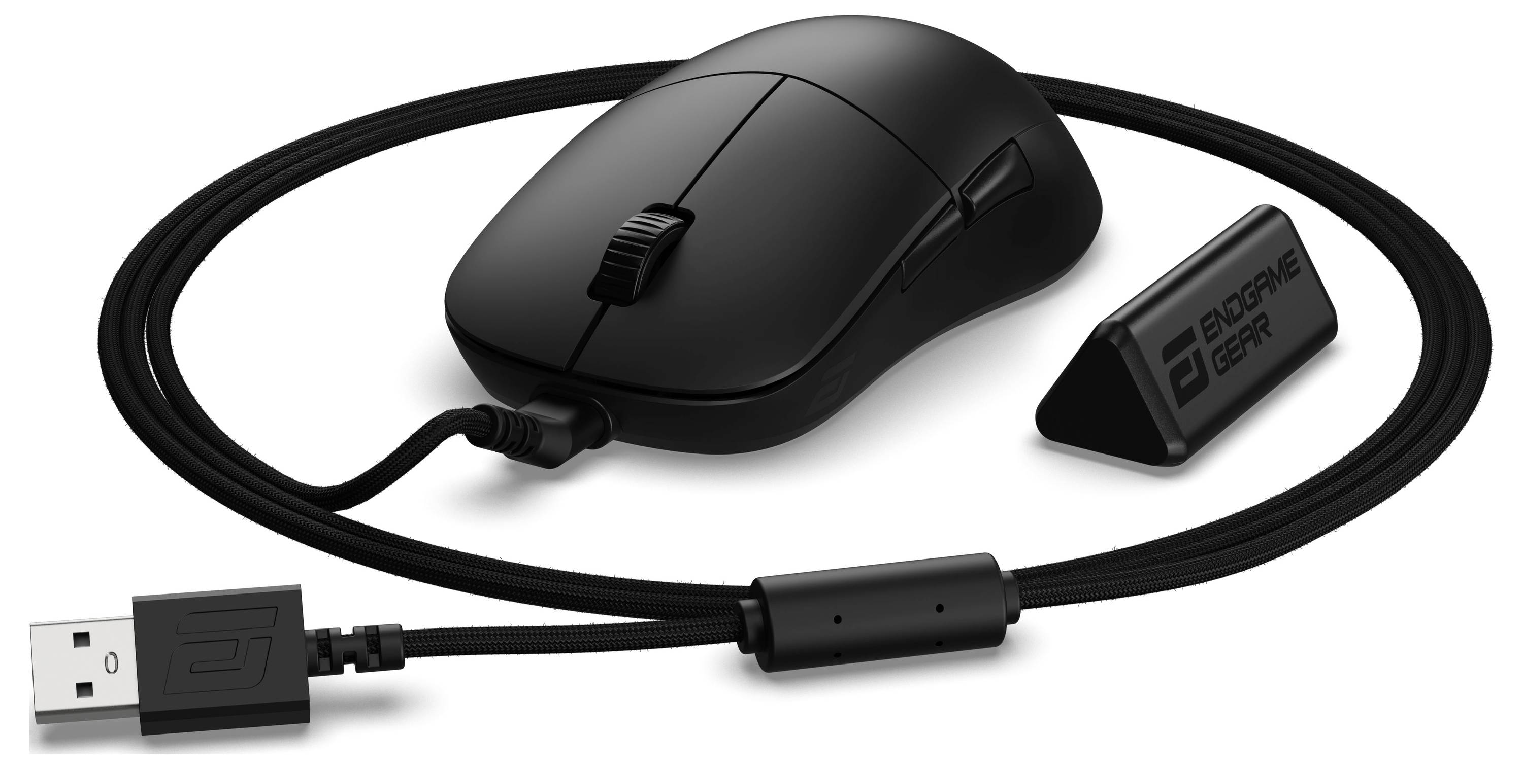 Černá herní myš s USB kabelem a USB přijímačem umístěným vedle ní, značená značkou 'Endgame Gear'.