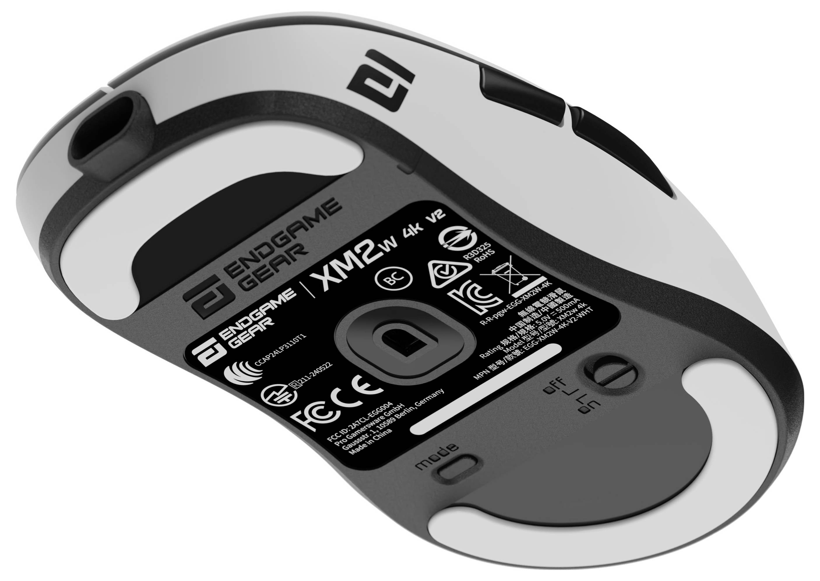 Počítačová myš s viditelným značením a technickými specifikacemi na spodní straně, zvýrazňující model "ENDGAME GEAR XM2w".