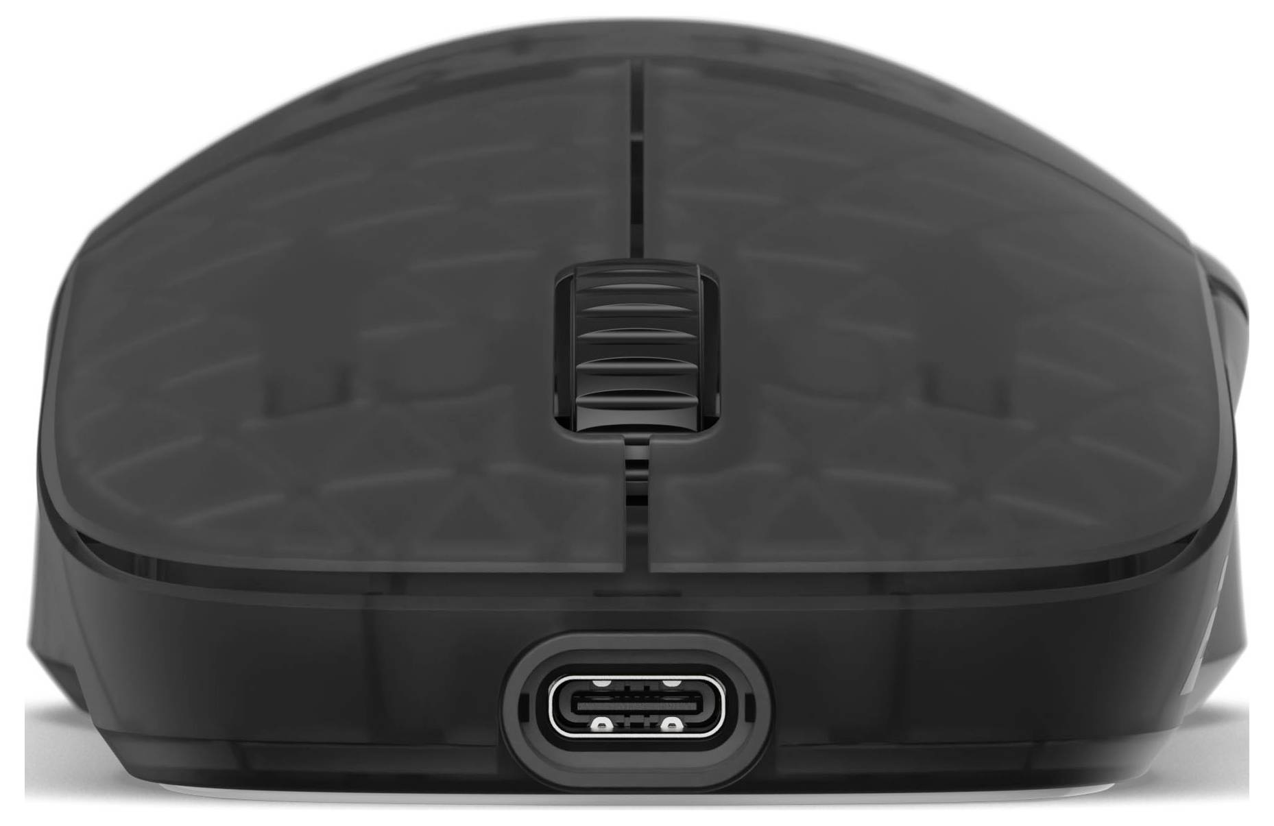 Černá bezdrátová myš s texturovaným povrchem, zobrazená zepředu se viditelnými porty USB-C pro nabíjení a kolečkem pro posun.