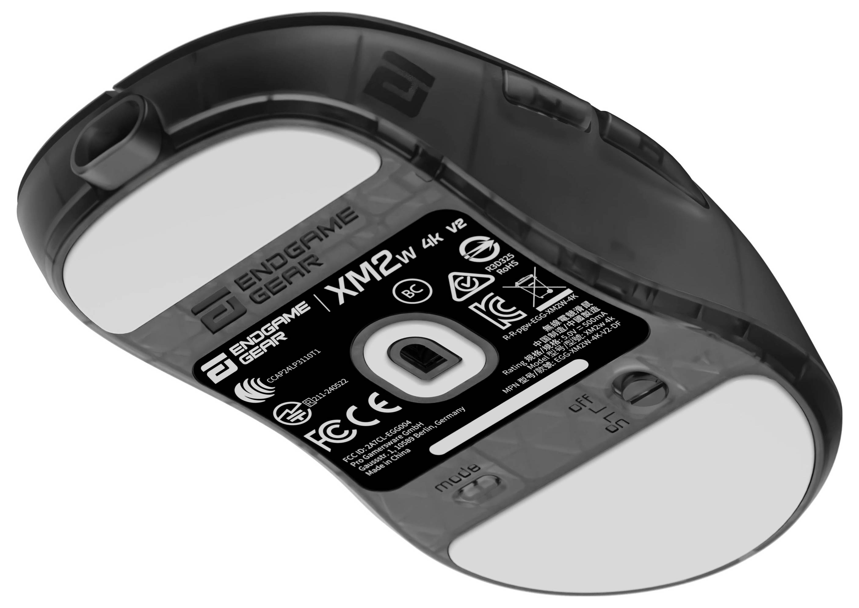 Pohled zespodu na bezdrátovou myš Endgame Gear, model XM2w, zobrazující její senzor, kluzné nožičky a logo a údaje výrobce.