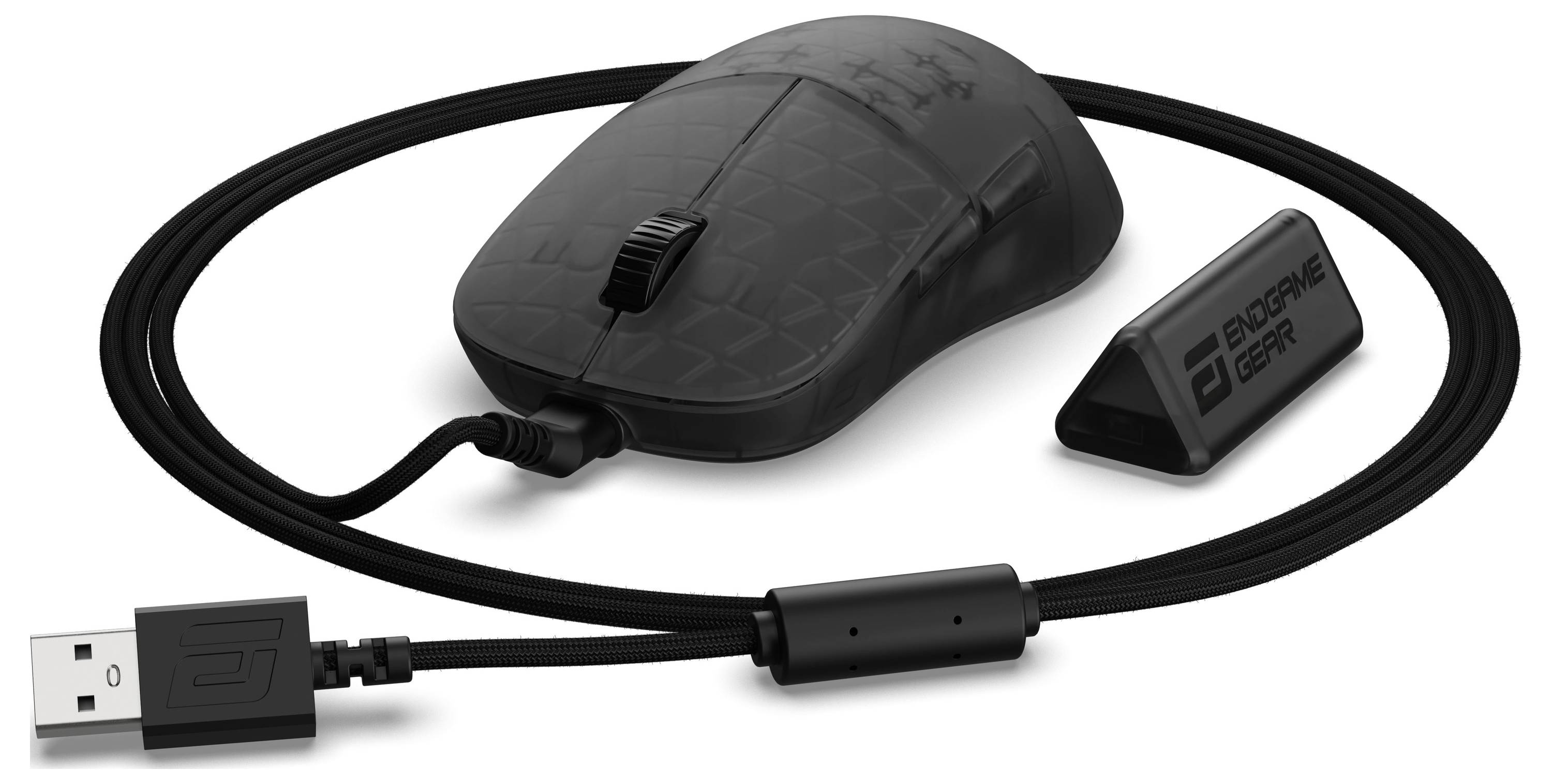Černá herní myš s šestiúhelníkovým vzorem, připojená přes kabel USB. Součástí balení je odnímatelný держак s názvem značky.