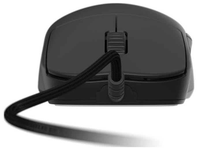 Černá počítačová myš s opletaným kabelem směřujícím k divákovi, zvýrazňující ergonomický design pohledem zepředu.