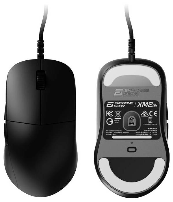 Herní myš Endgame Gear XM2, pohled shora a zespodu. Černá drátová herní myš s logem značky, názvem modelu a technickými certifikacemi na spodní straně.