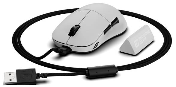 Bílá herní myš s černým opletaným kabelem, připojení přes USB a dodatečným gripovým příslušenstvím.